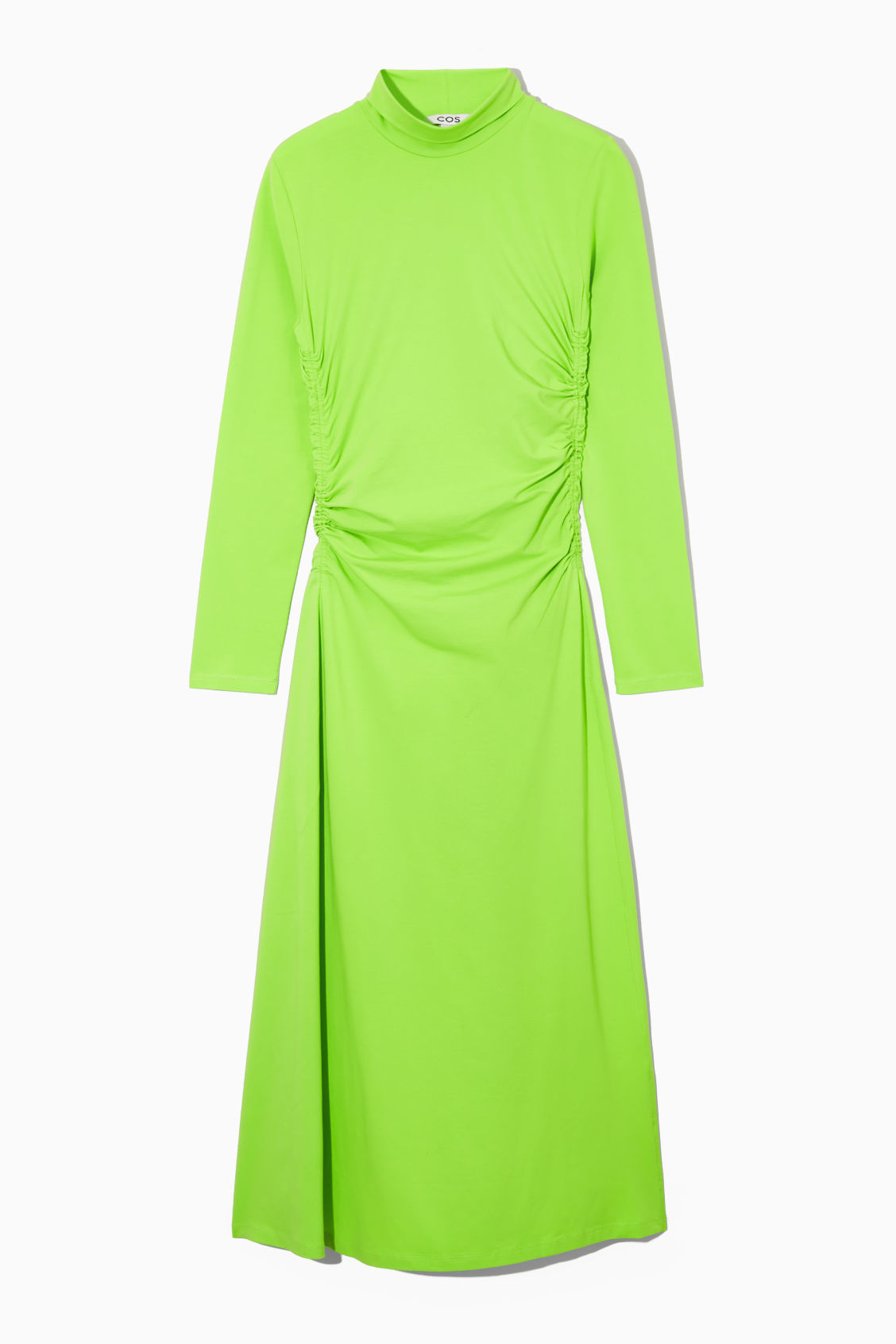 Vestido verde lima de manga larga y falda midi de COS (89 euros).