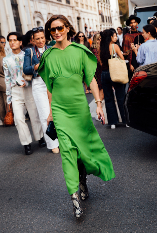 Olivia Palermo con vestido verde lima en la Paris Fashion Week.