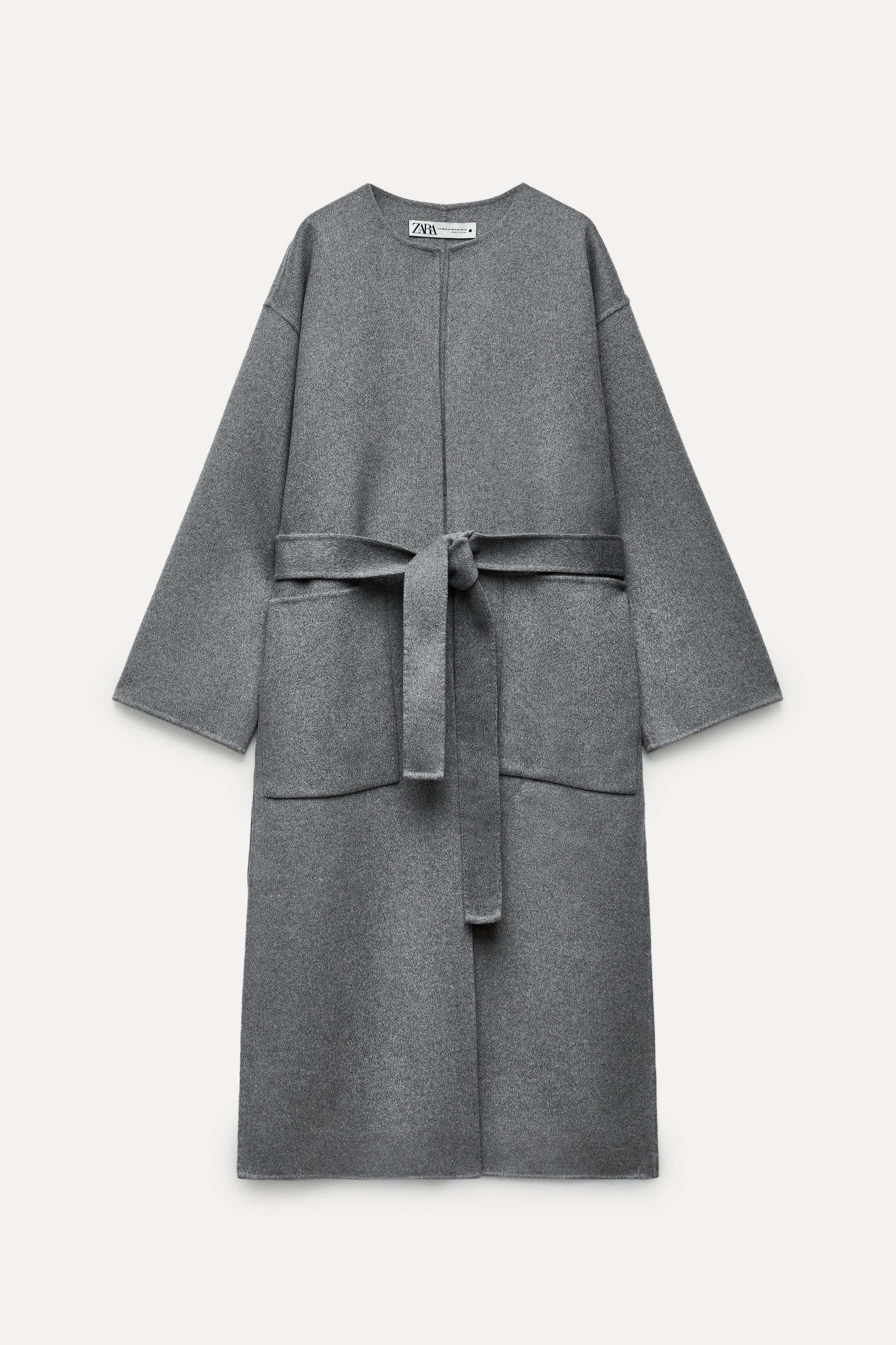 Abrigo gris con cinturón y cuello redondo de Zara (169 euros).