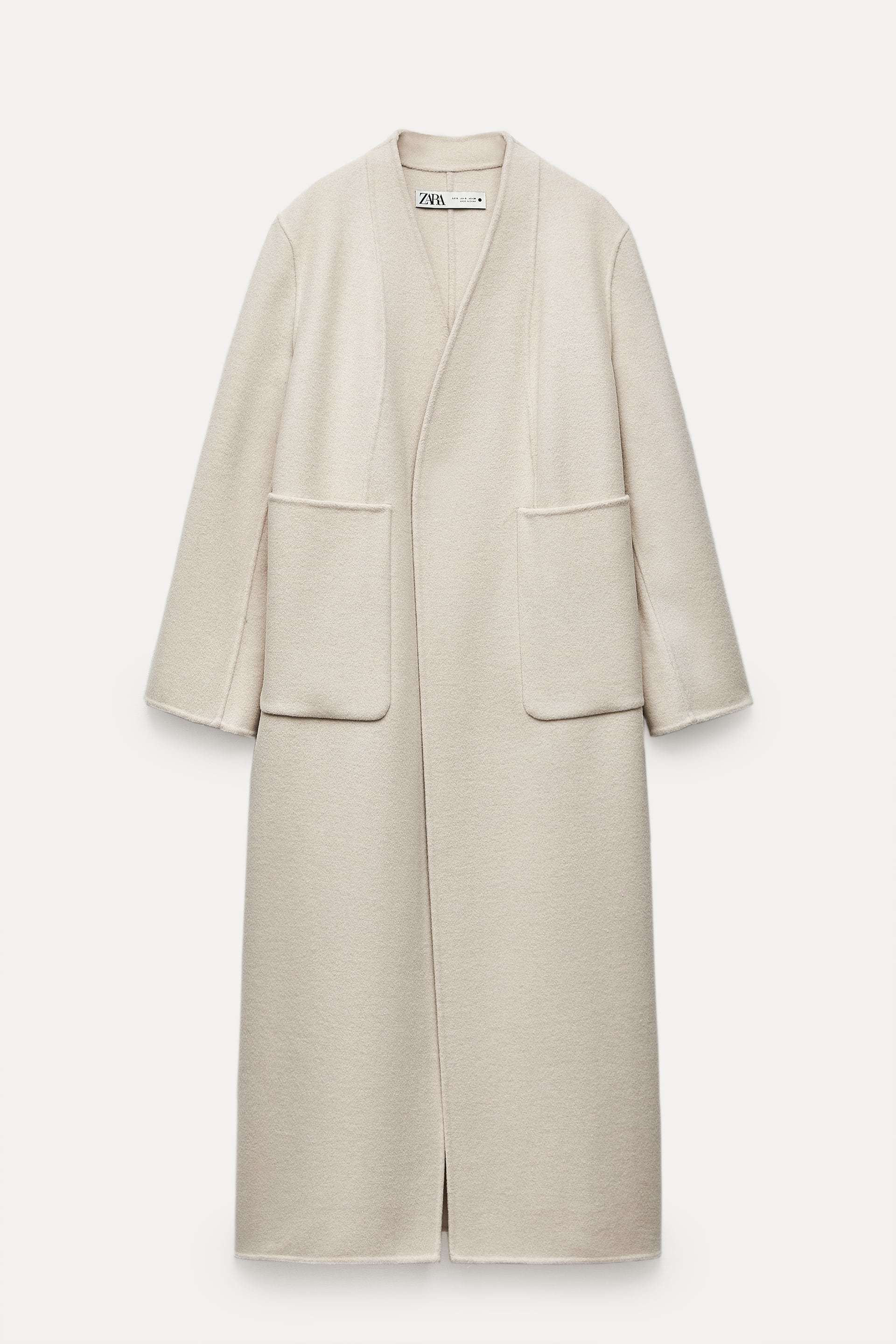 Abrigo largo crudo con lana, de Zara (169 euros).