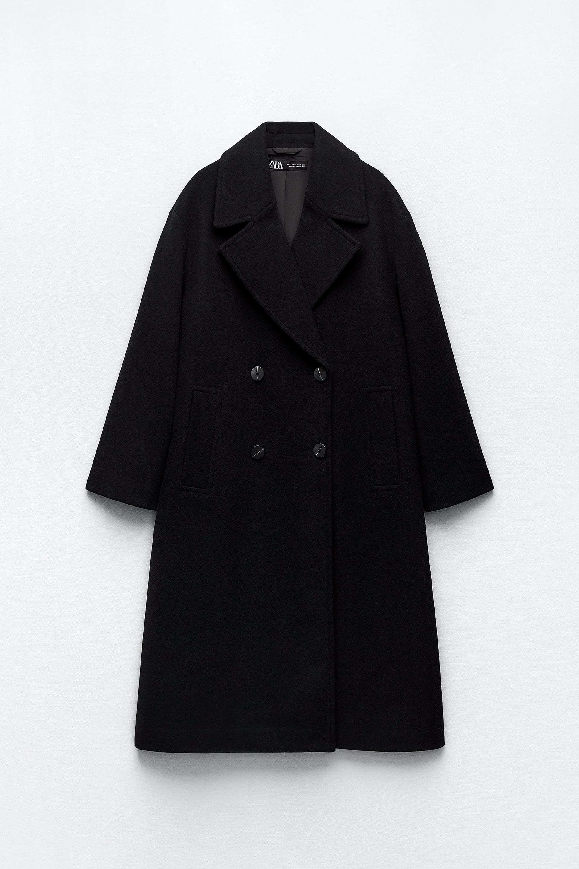 Abrigo cruzado negro de Zara (59,95 euros).