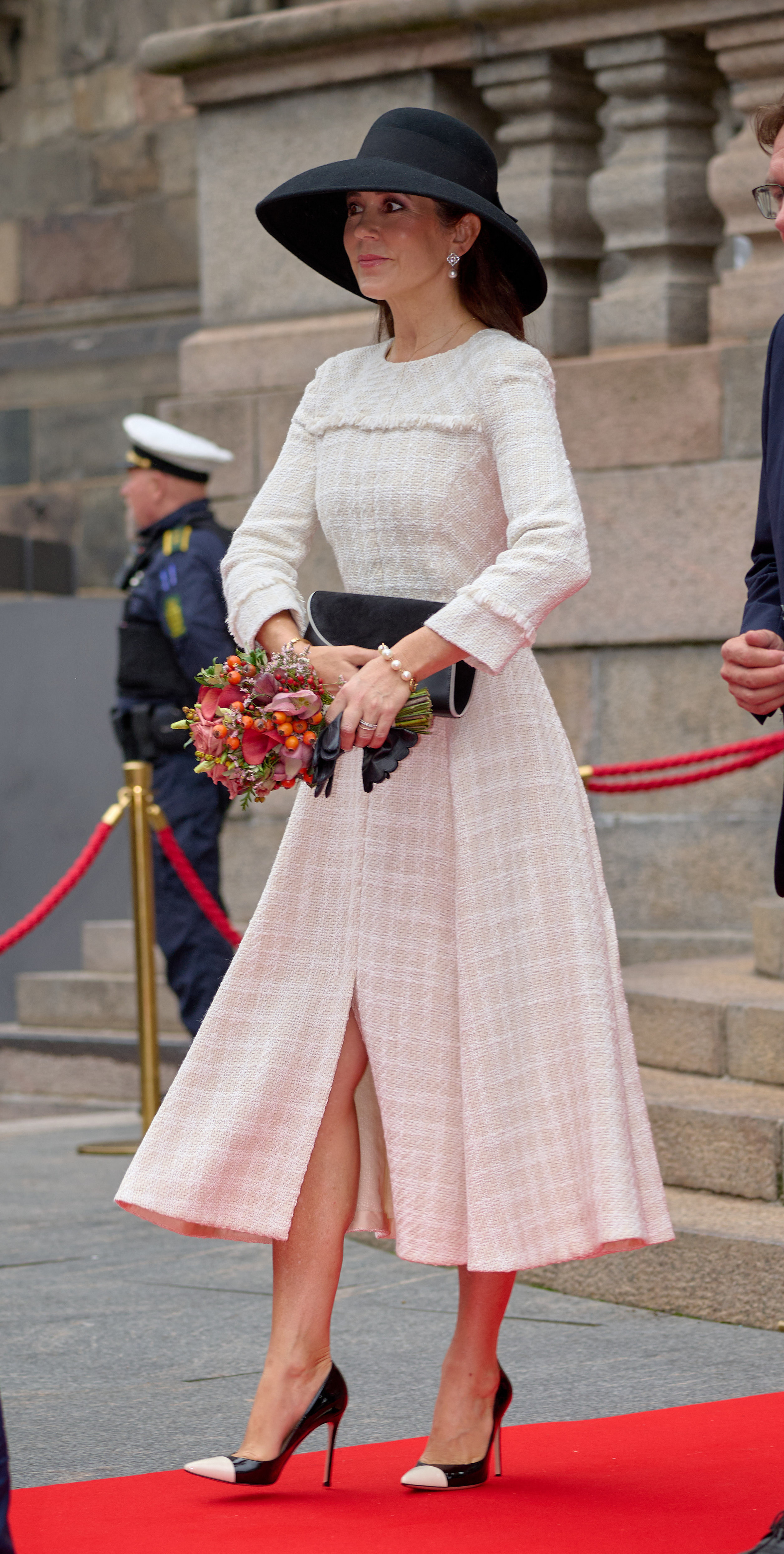Mary Donaldson con vestido de tweed y pamela en la apertura del parlamento de Dinamarca.