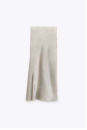 Falda satinada en color perla de Zara (29,95 euros).