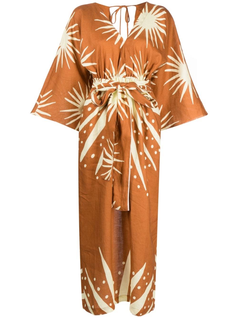 Vestido color caramelo con estampado márfil de Cala de la Cruz (894 euros).