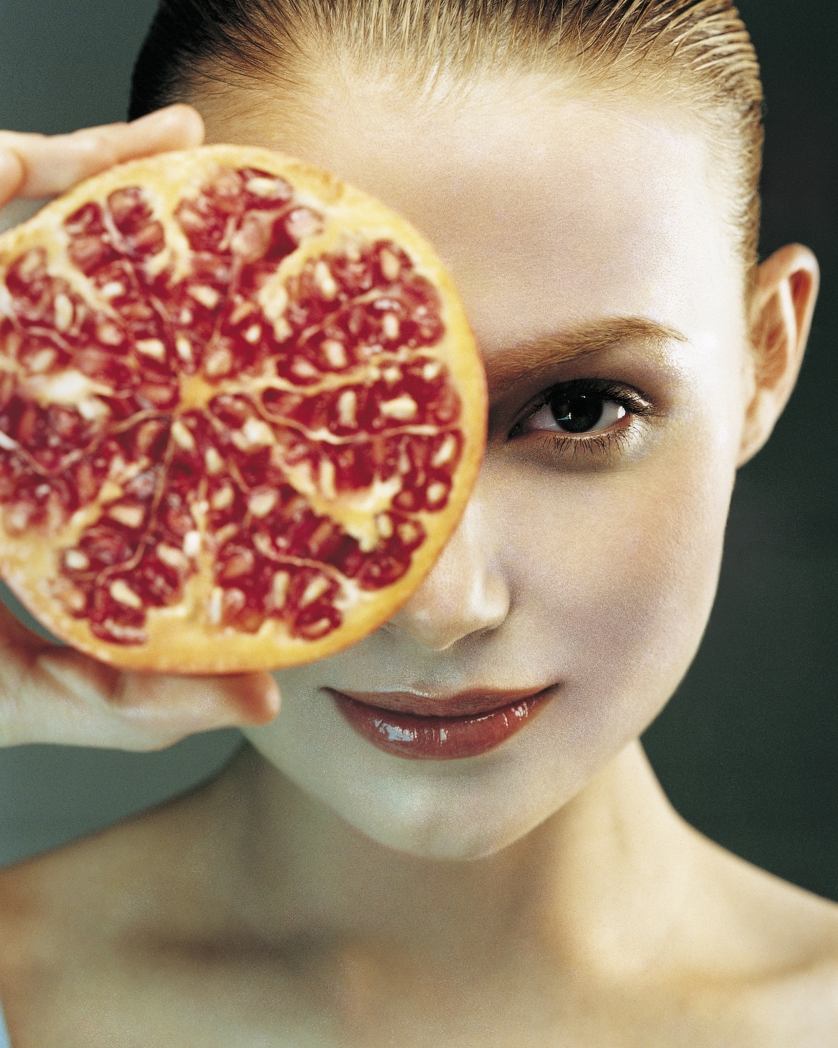 De cómo la granada es la fruta de otoño que reduce la inflamación y mejora la calidad y el estado de tu piel.