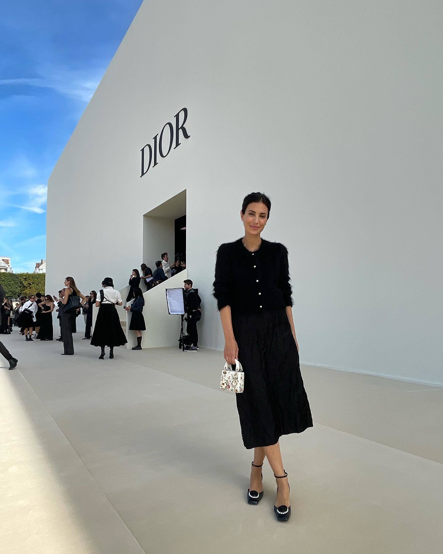 Sassa de Osma a la salida de uno de los desfiles de Dior con total look de la firma.