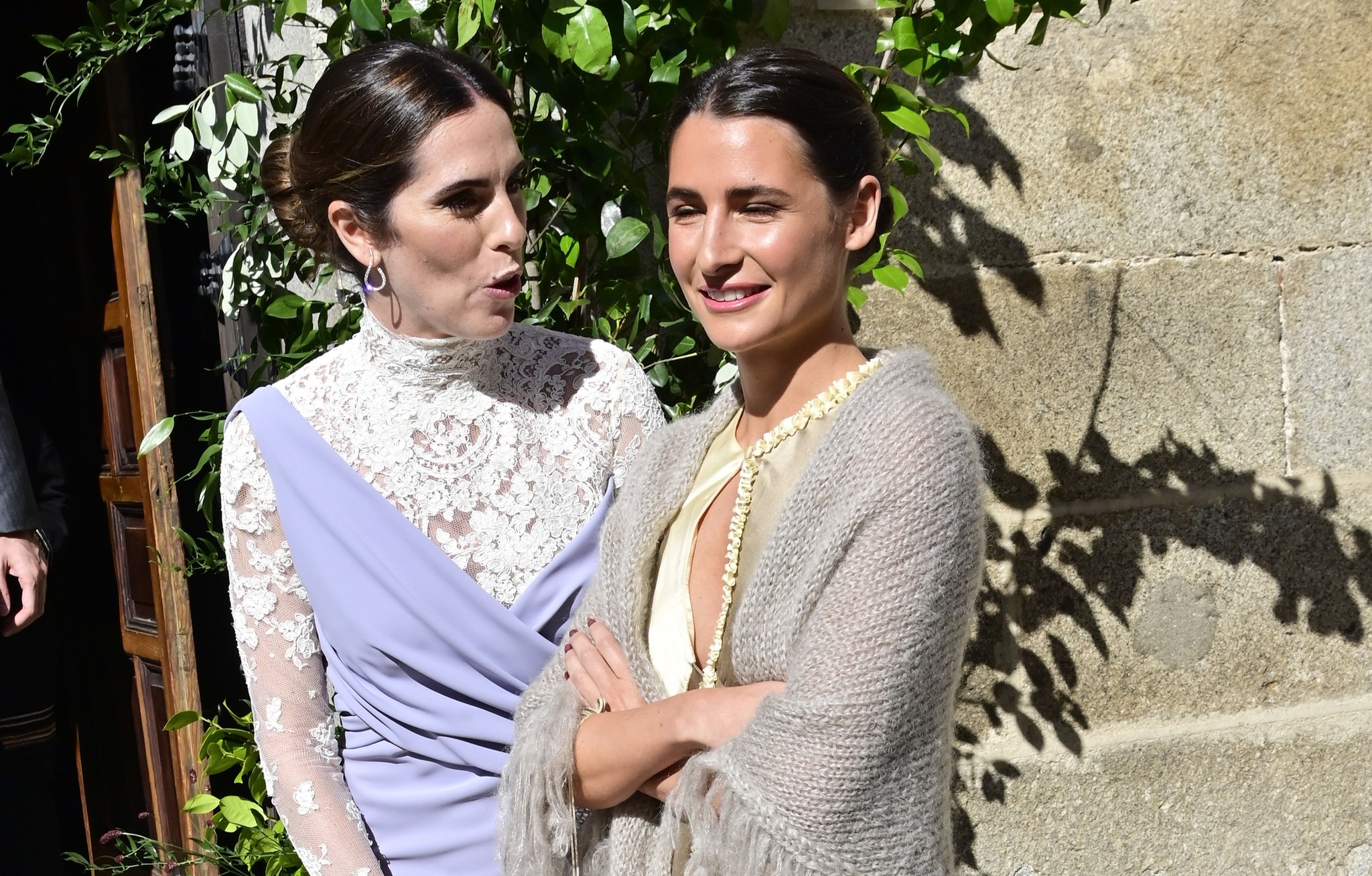Lucía Comenge y Ana Sainz en una boda con looks de invitada otoñales.