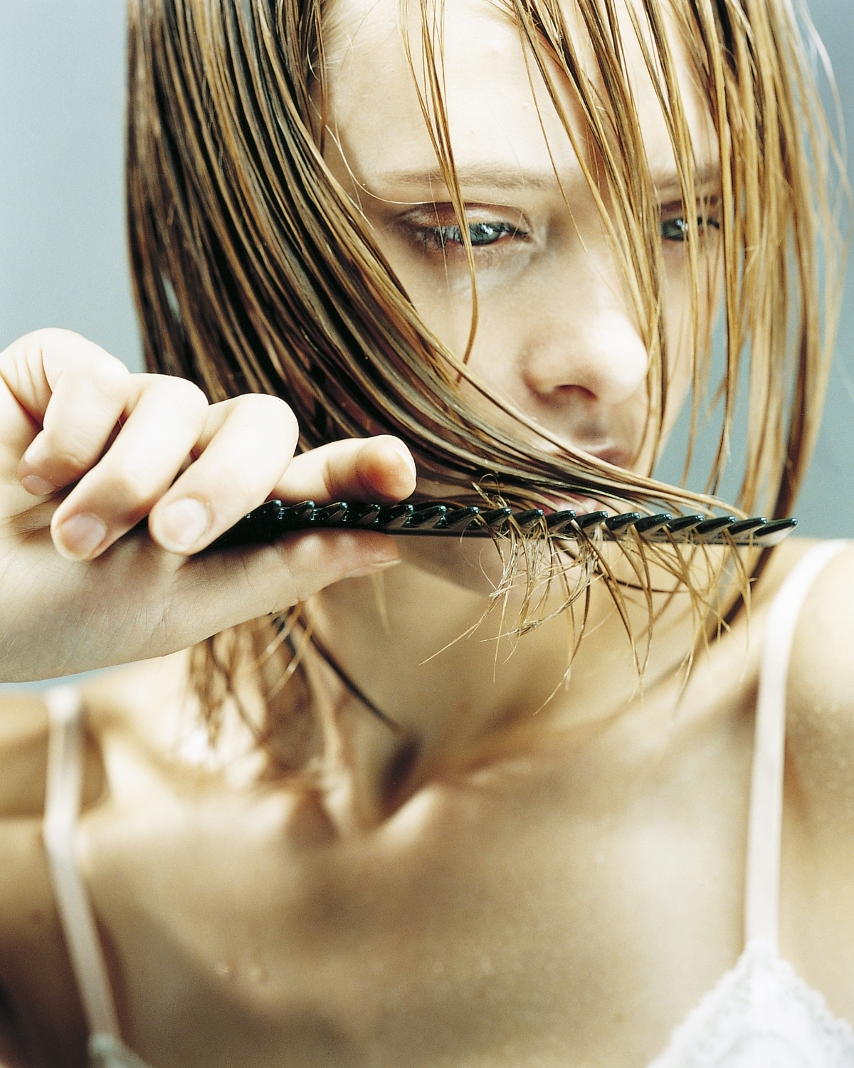 En mojado, el pelo se parte con más facilidad si está enredado. Por eso, es mejor desenredarlo y peinarlo en seco antes de lavarlo.