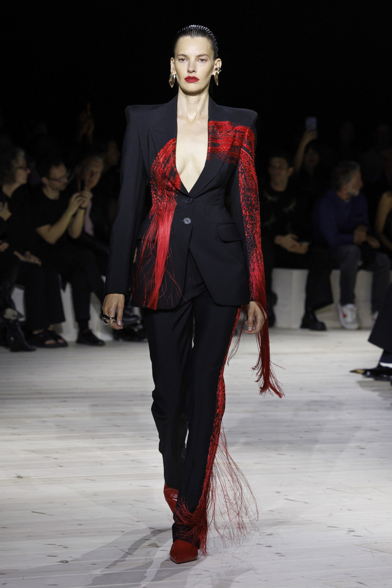 Look de sastrería negro y rojo de Sarah Burton para Alexander McQueen.
