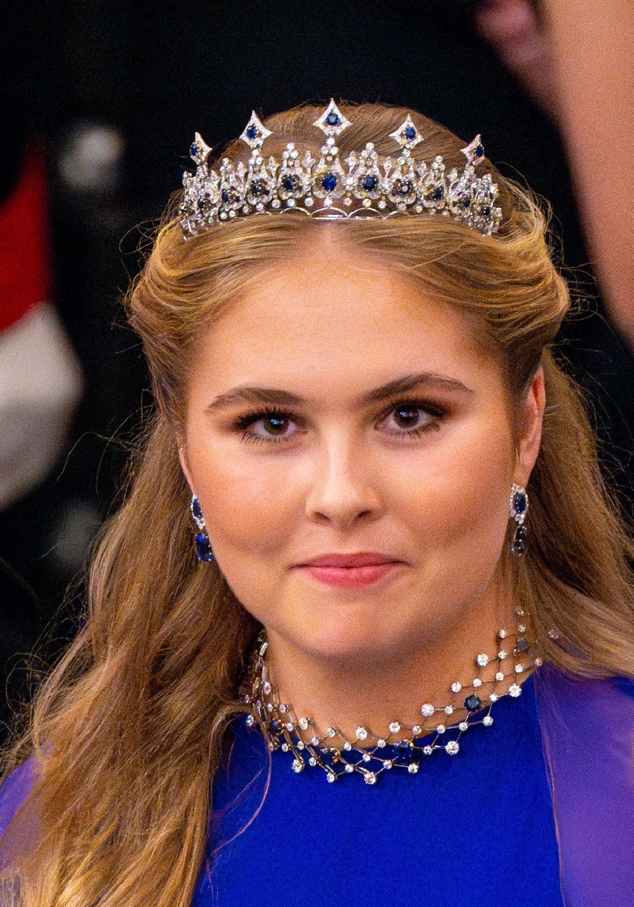 Amalia de Noruega con la tiara y collar de diamantes y rubíes.