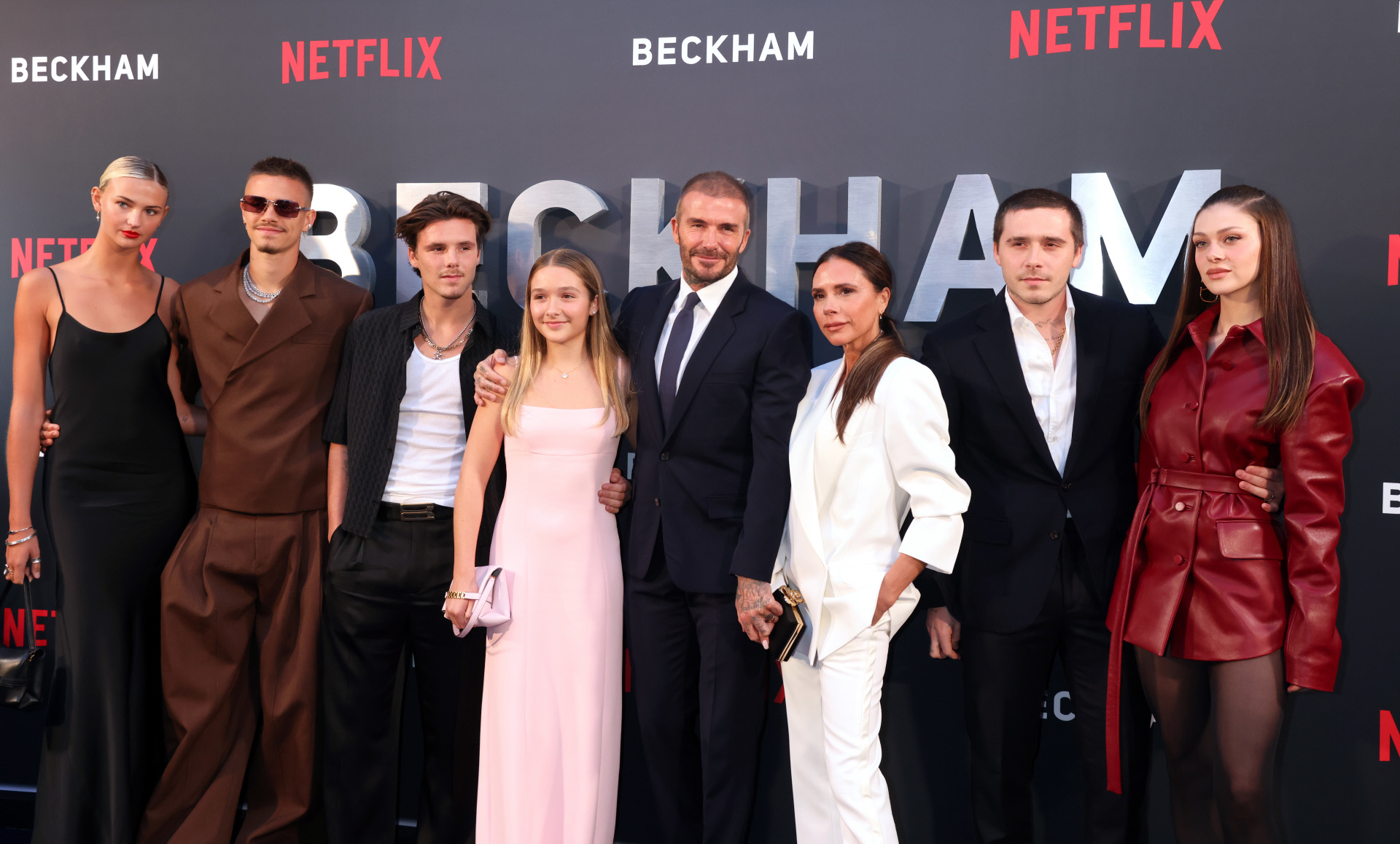 Beckham con su familia al completo, las parejas de sus dos hijos mayores incluidas, durante la presentación del documental en Londres.