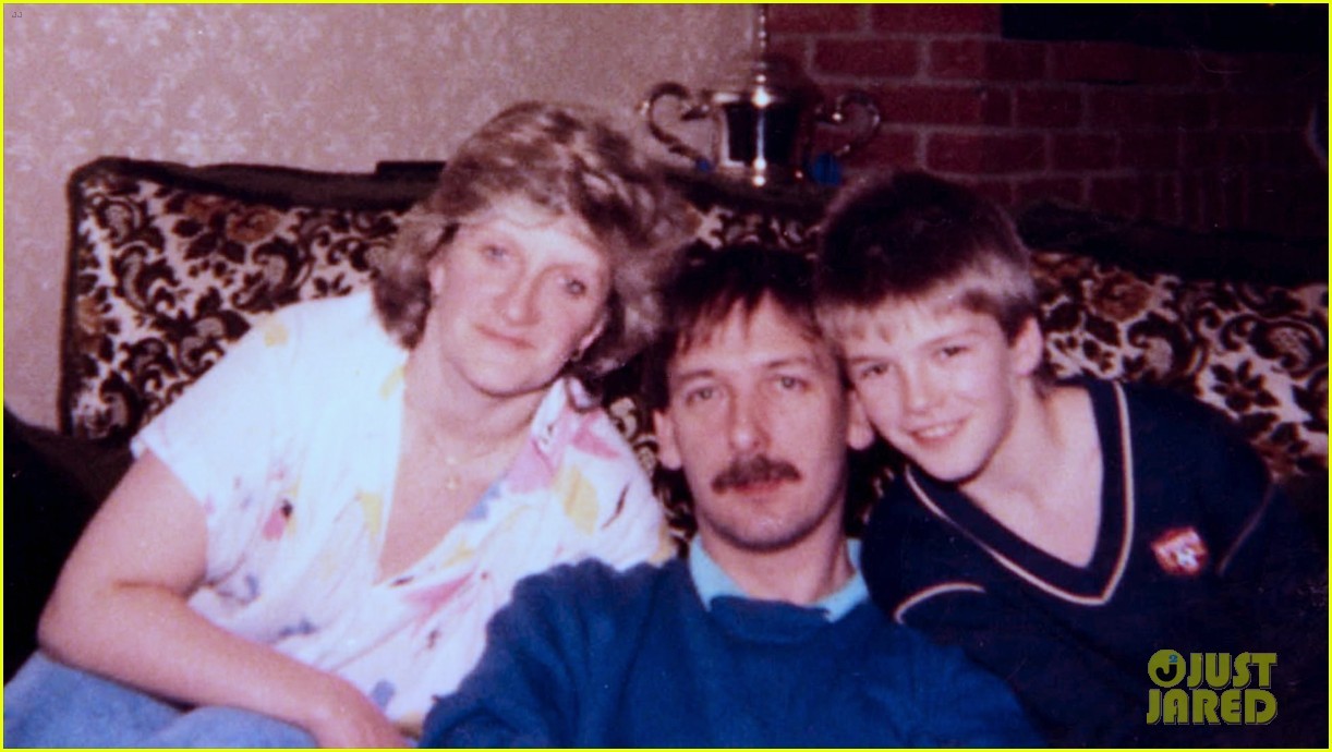 Una imagen de David Beckham con sus padres en un momento del documental.
