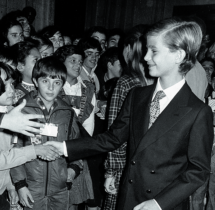 En Madrid, en 1979, el entonces príncipe Felipe recibiendo a un grupo de niños en el Palacio Real, llevaba una chaqueta cruzada.