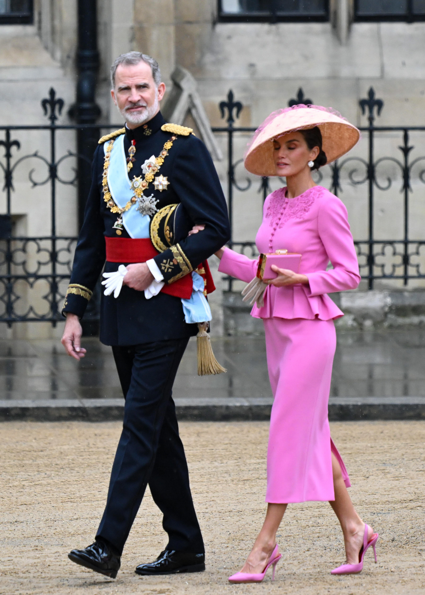 Felipe VI, junto a la reina Letizia, con uniforme de gala en la coronación de Carlos III.