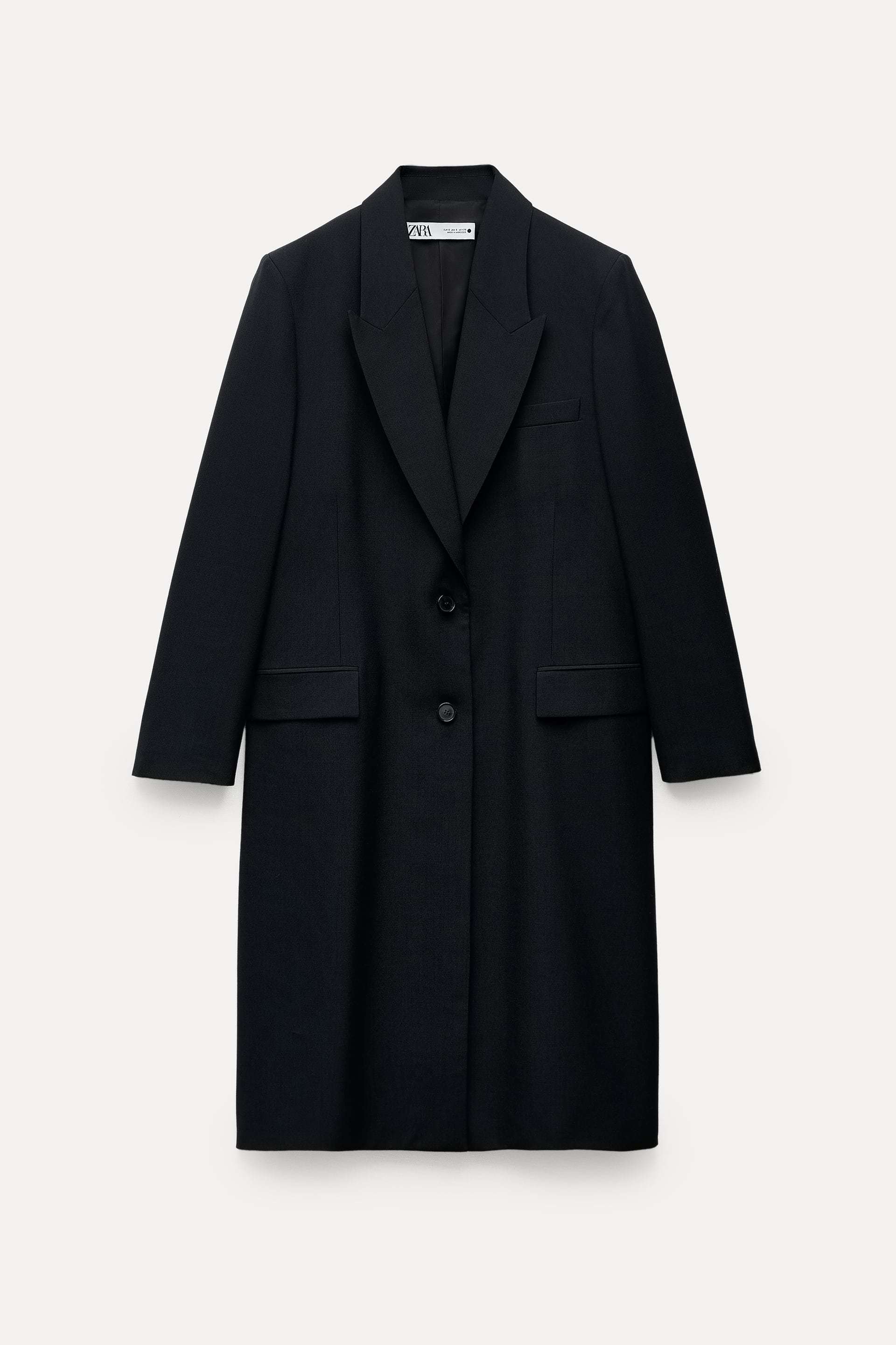 Abrigo negro de corte masculino de Zara (119 euros).