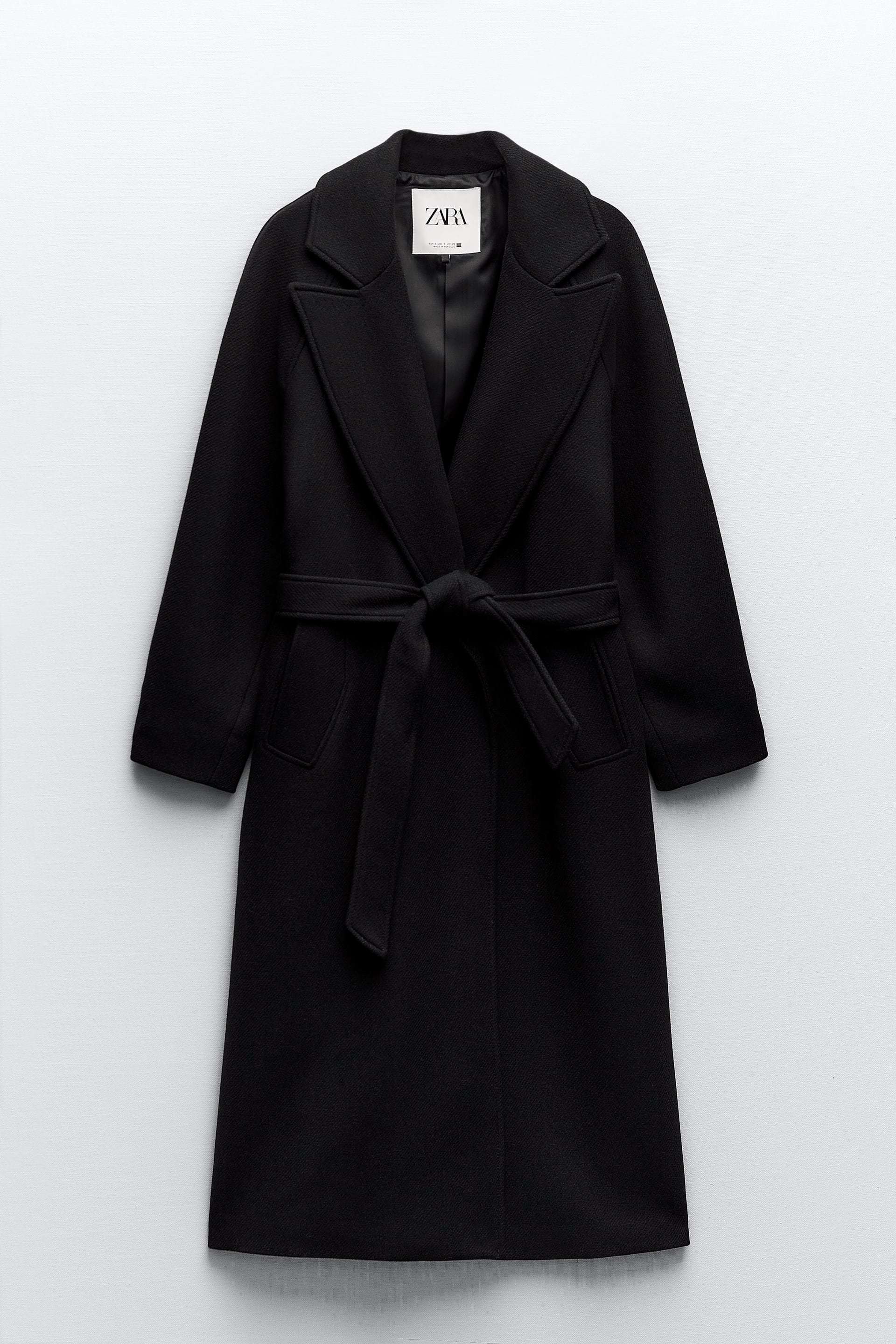 Abrigo largo con cinturón de Zara (99,95 euros).