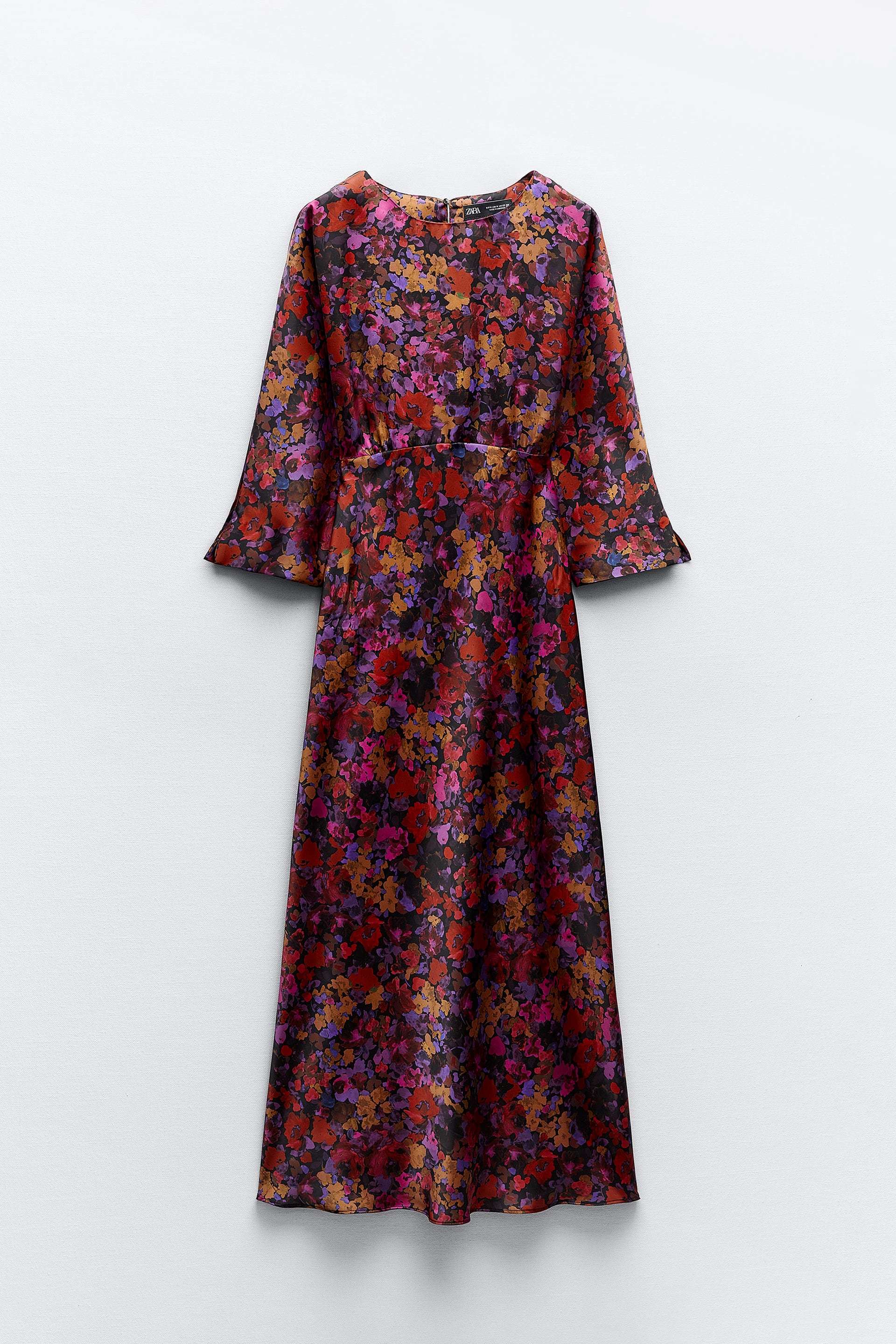 Vestido satinado de flores de Zara (39,95 euros).