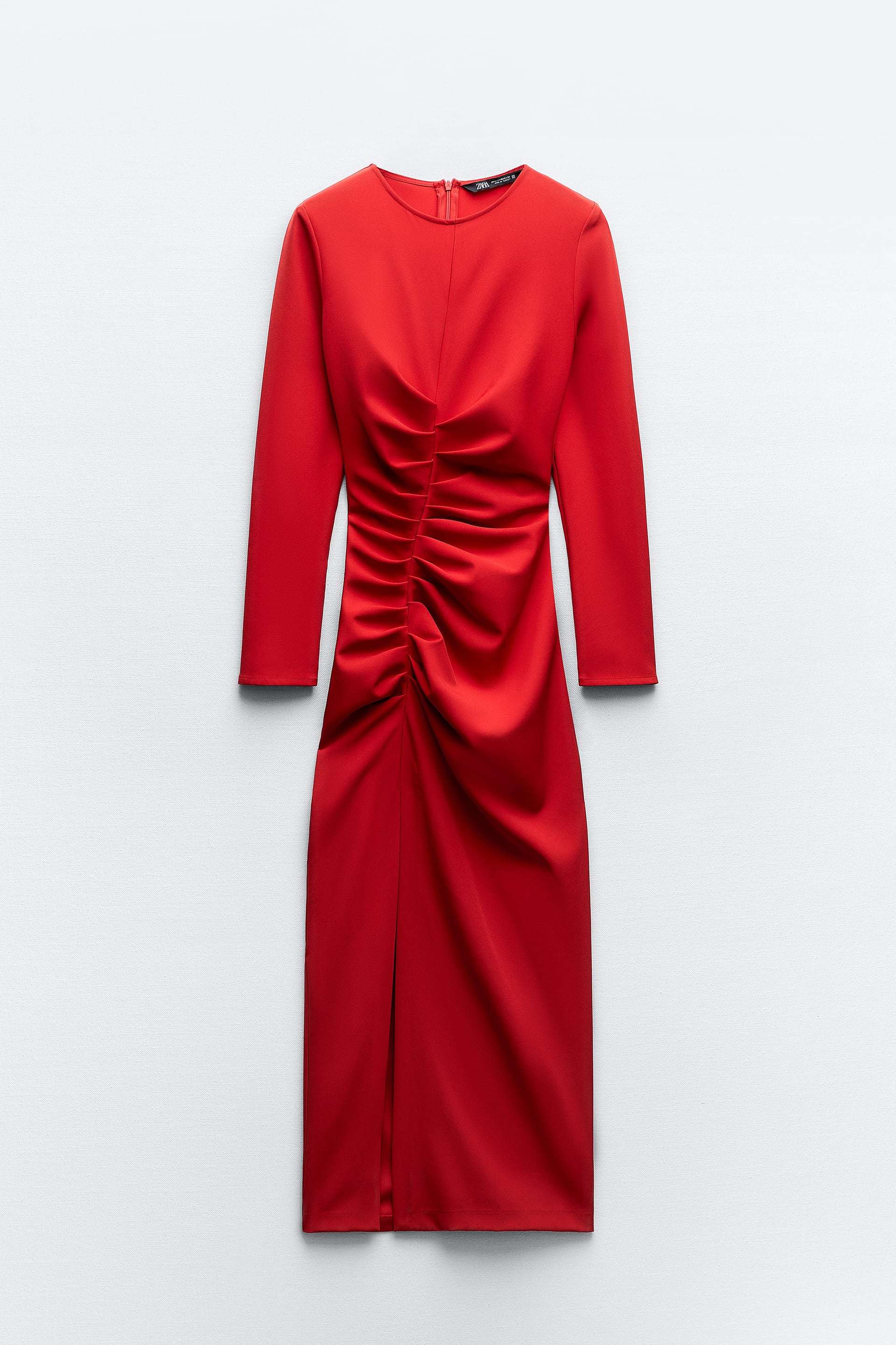 Vestido rojo con drapeado de Zara (29,95 euros).