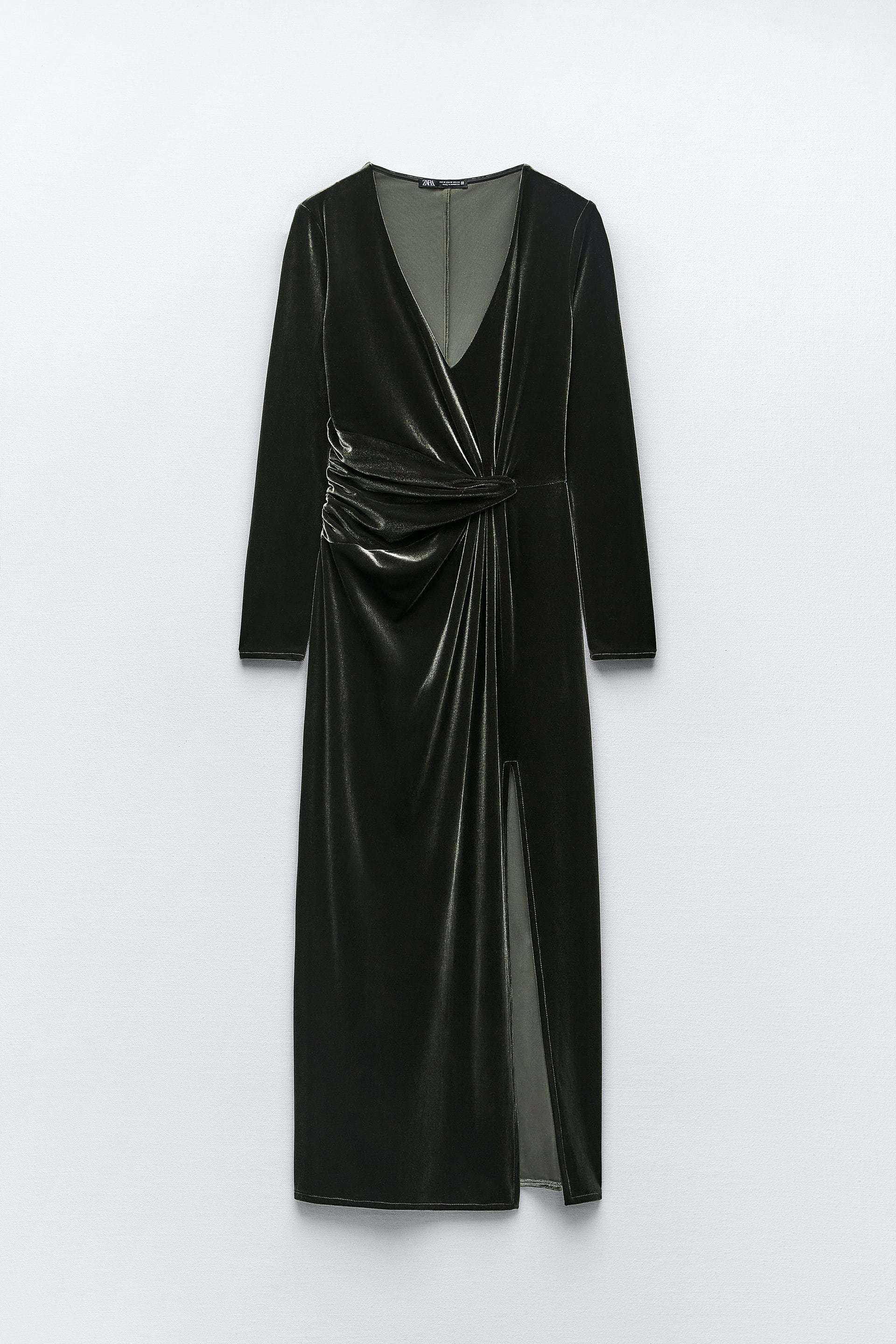 Vestido de terciopelo con manga larga de Zara (29,95 euros).