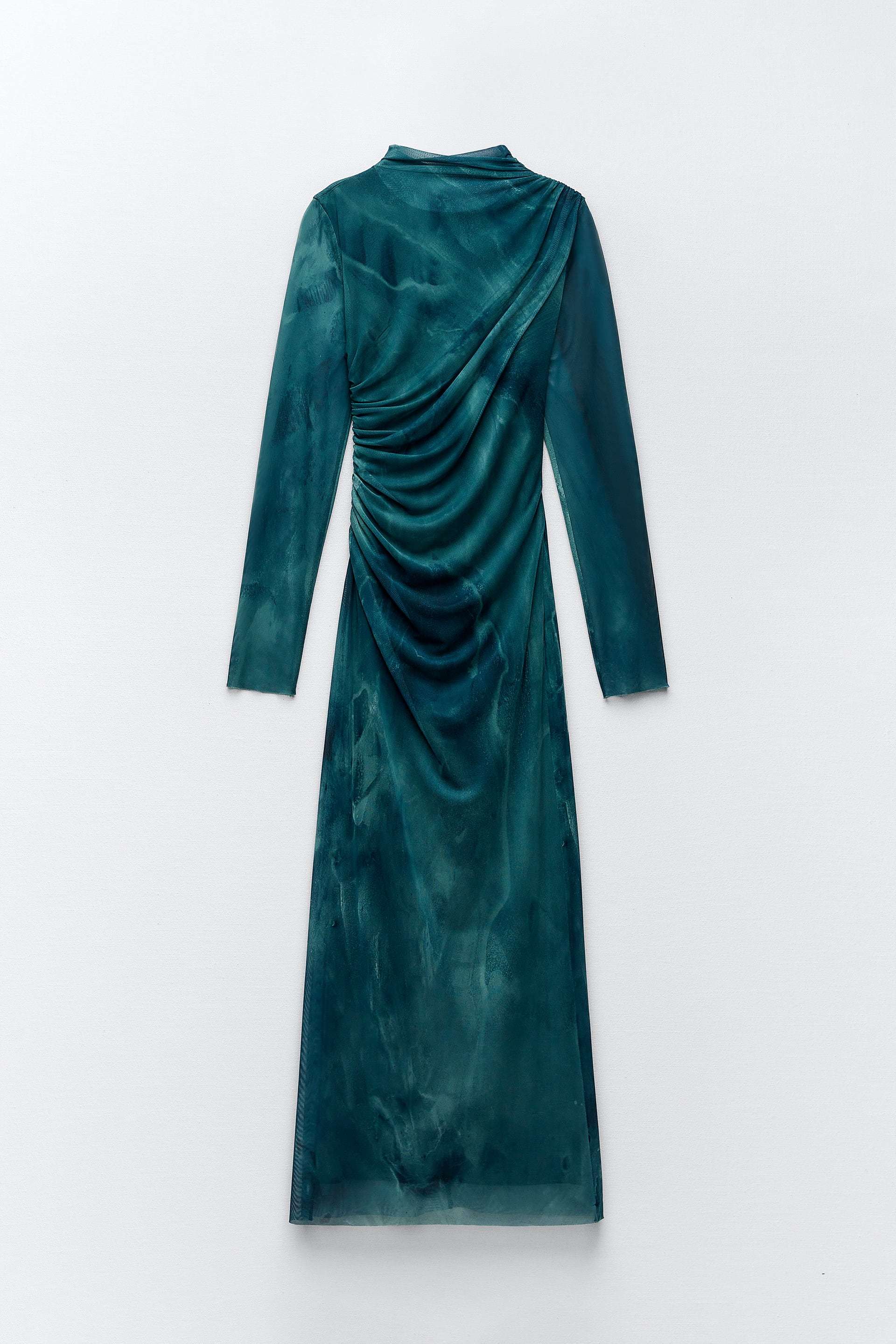 Vestido de tul con estampado tie dye de Zara (35,95 euros).