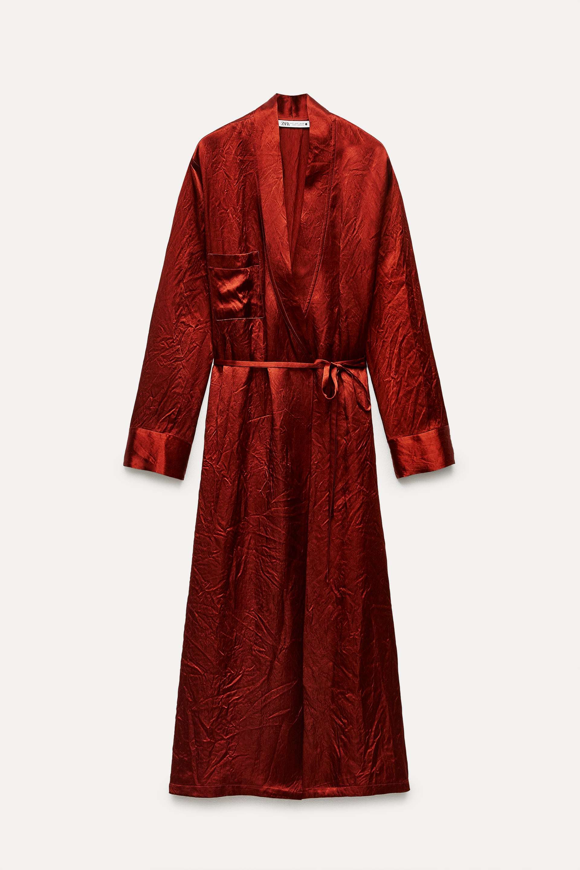 Vestido batín satinado de Zara (69,95 euros).