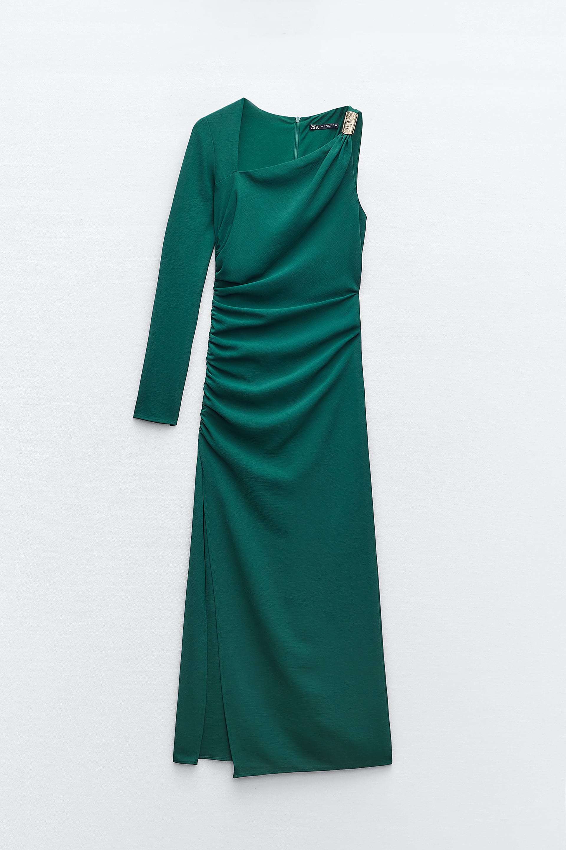 Vestido verde asimétrico de Zara (35,95 euros).