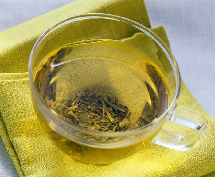 El té genmaicha ayuda a quemar los carbohidratos convirtiéndolos en energía, ayuda a perder peso y combate la hinchazón.