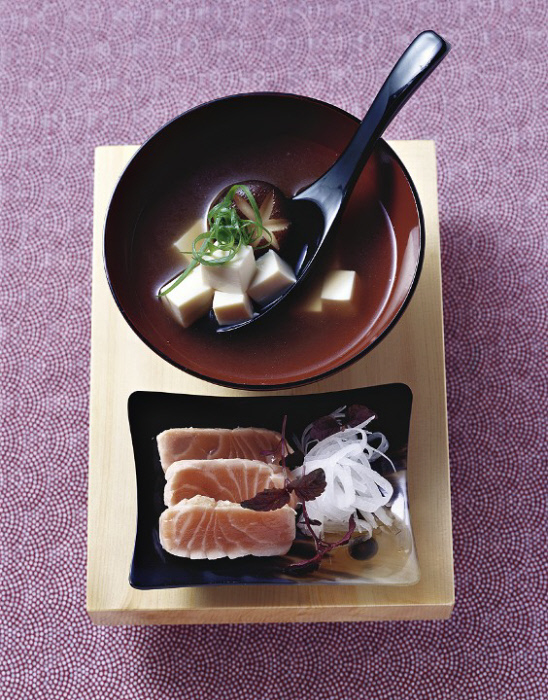 La sopa de miso se puede combinar con proteínas de pescado y vegetales.
