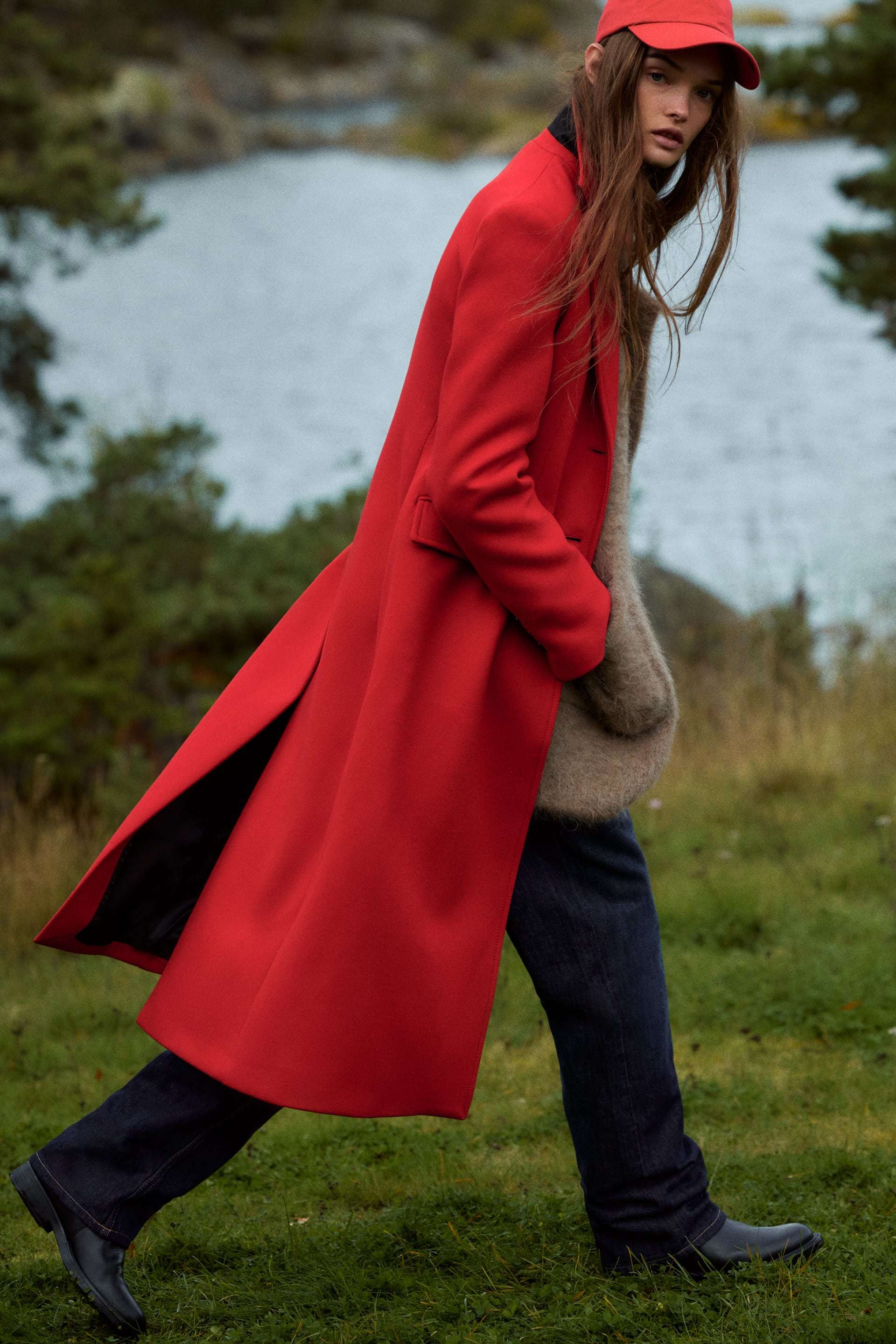Abrigo largo rojo entallado con mezcla de lana, de Zara (129 euros).