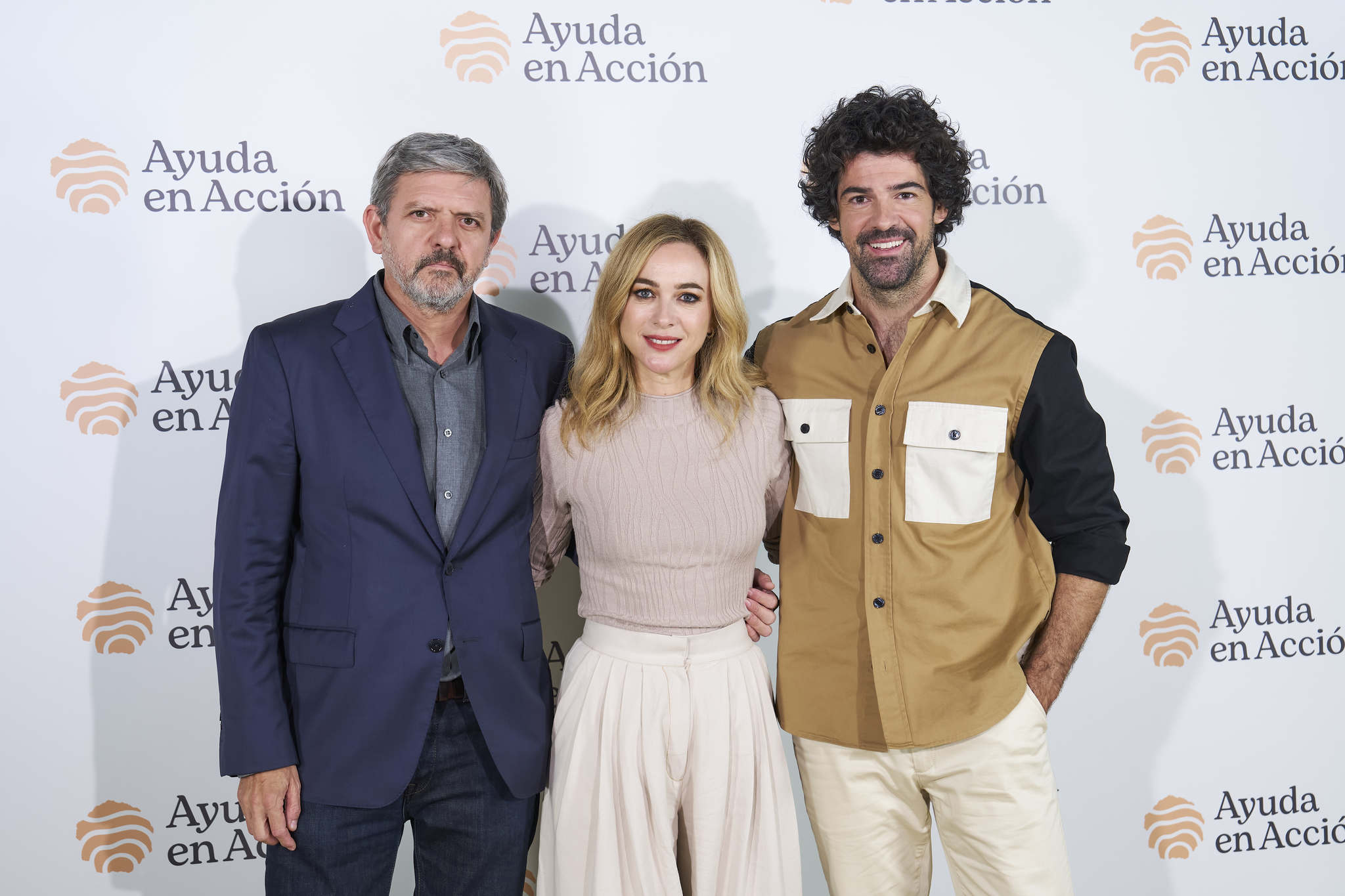 Fernando Mudarra, director general de Ayuda en Acción con Marta Hazas y Miguel Ángel Muñoz.