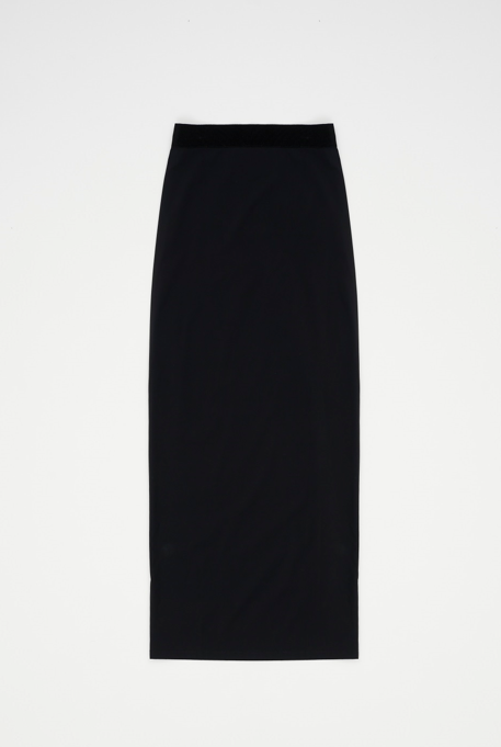 Falda negra midi de corte lápiz de Juan Vidal (250 euros).