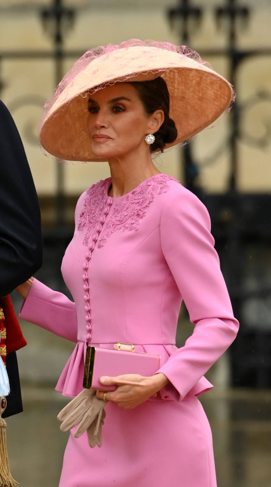 La reina Letizia en la coronación de Caros III, con sombrero de Balel.