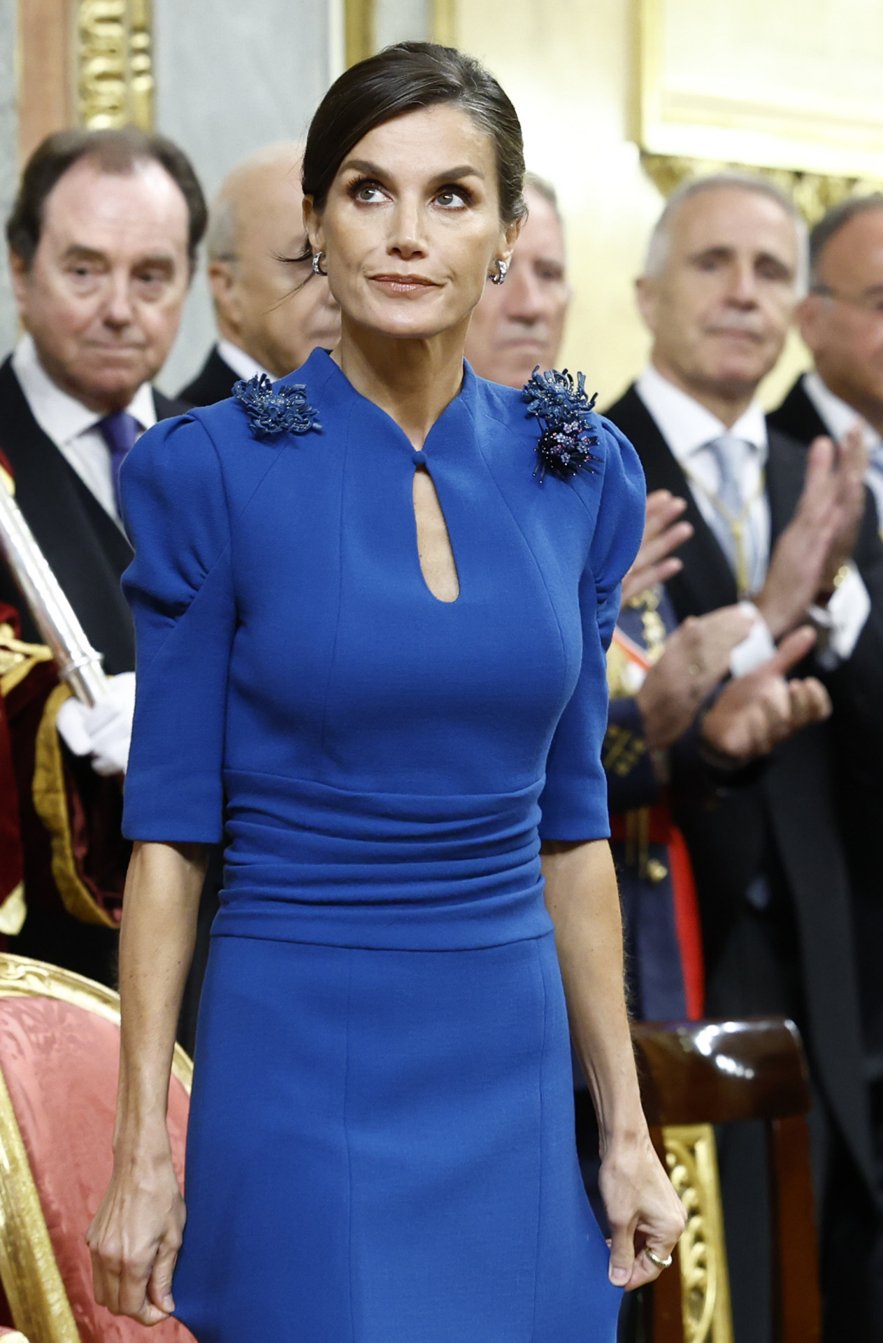 La reina Letizia con un vestido de Carolina Herrera en color azul.