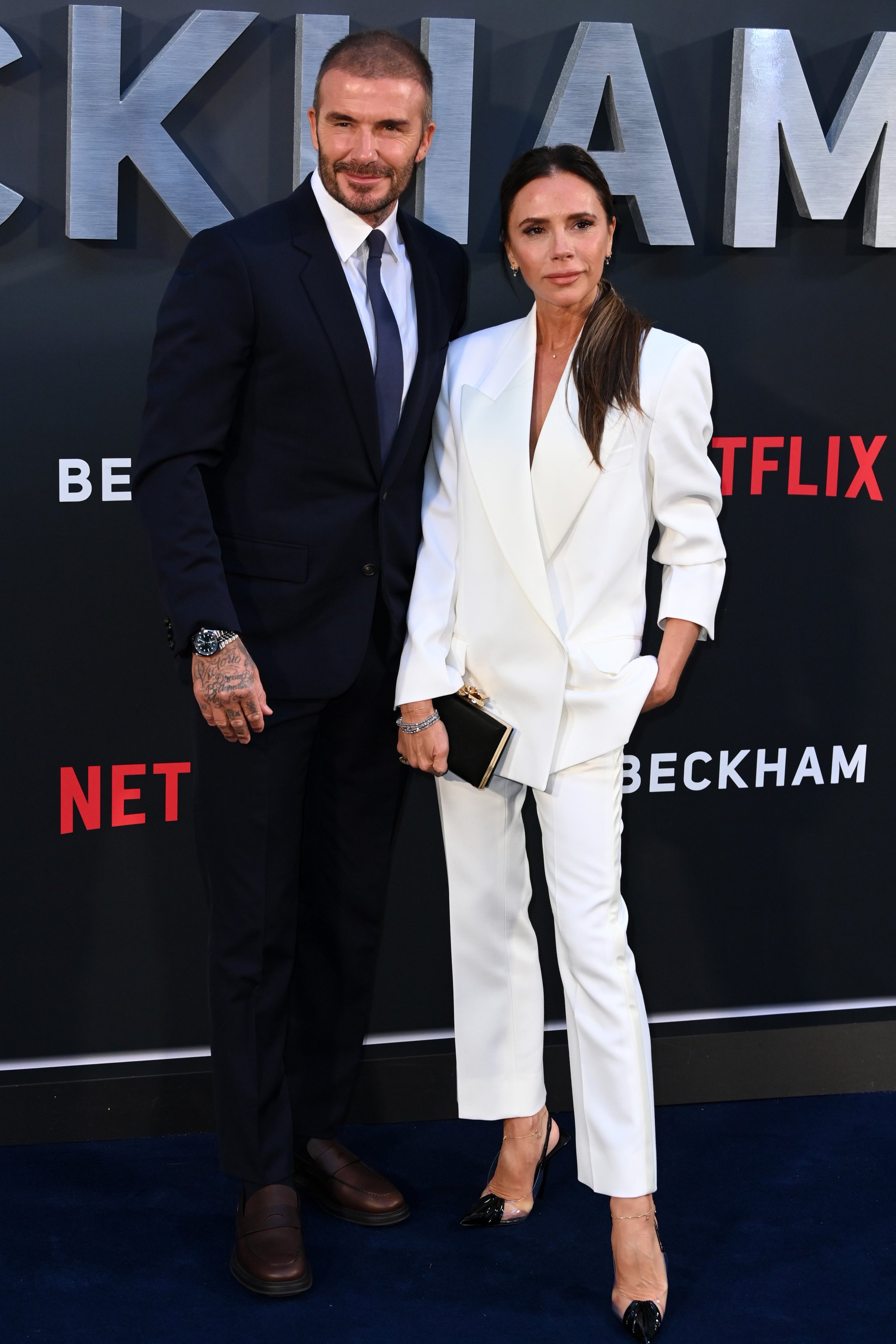 Victoria Beckham con sastre blanco en la presentación de la serie documental Beckham con su marido.