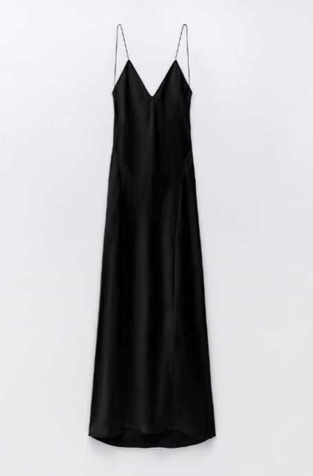 El vestido lencero de Zara en color negro (35,95 euros).