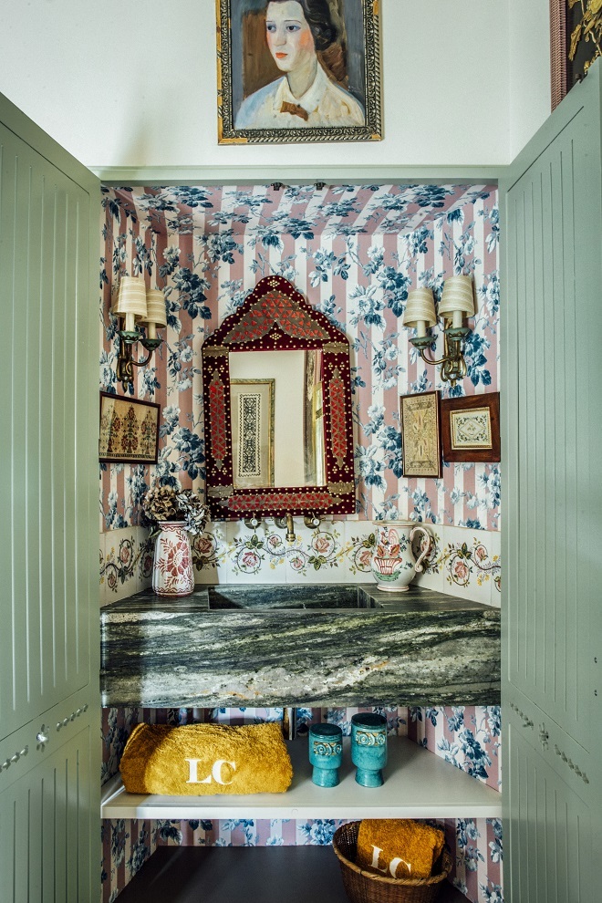 El lavabo en el dormitorio de su madre cuenta con espacio propio, a modo de tocador. El papel es el modelo Cronos, diseñado por Castillo.