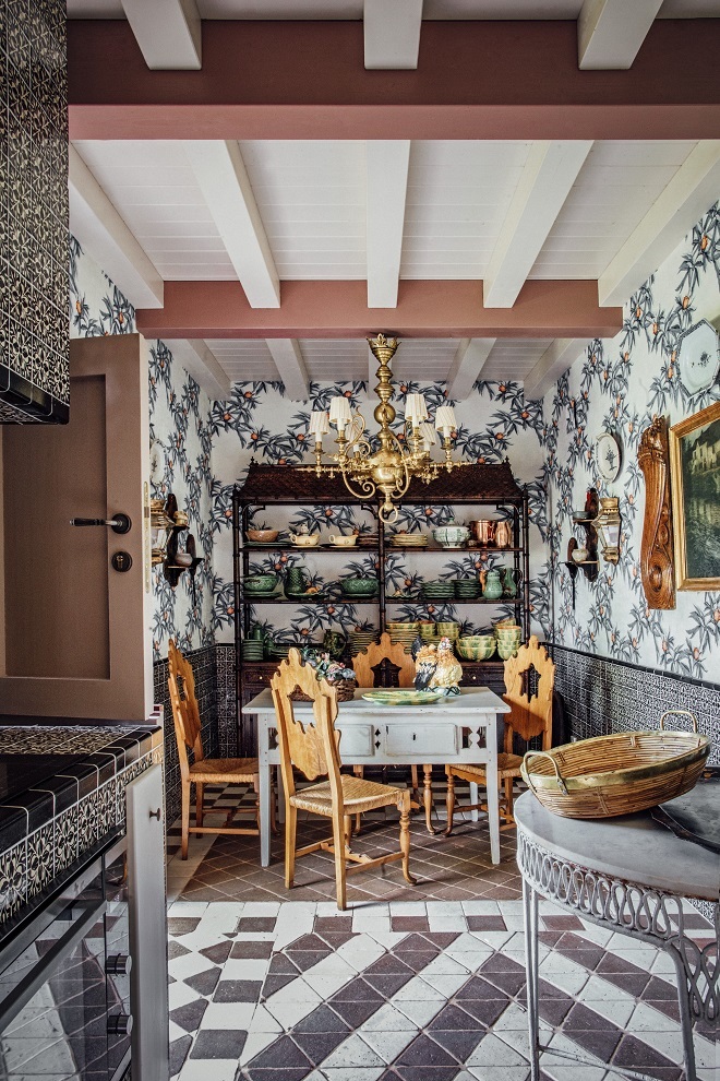 La cocina, con sillas suecas del siglo XIX, suelo de barro realizado en Málaga y papel de piñas Kairos, de la colección de Lorenzo Castillo para Gastón y Daniela.