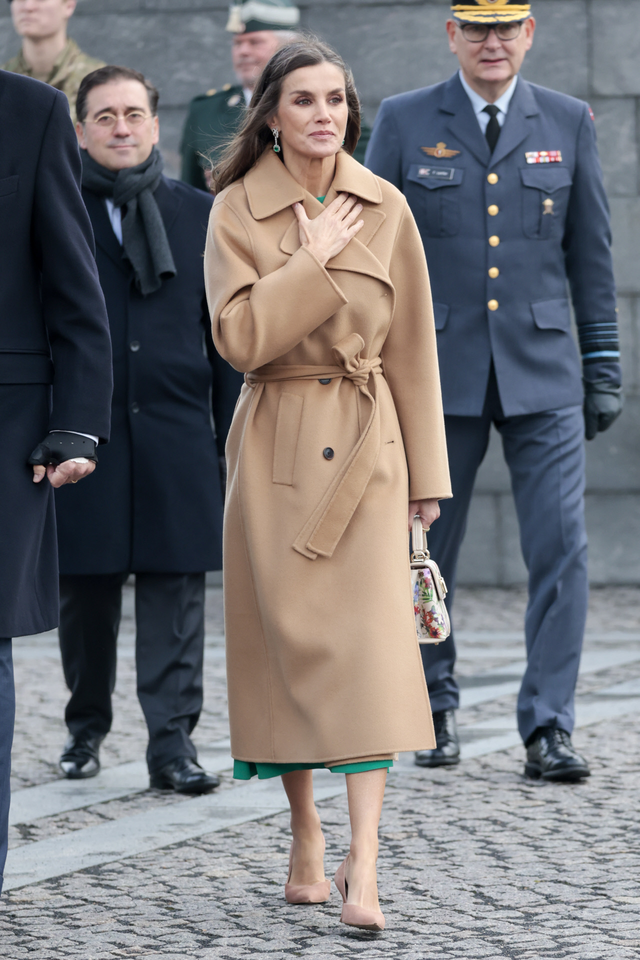 La reina Letizia con abrigo batín camel y bolso con estampado floral en Dinamarca.