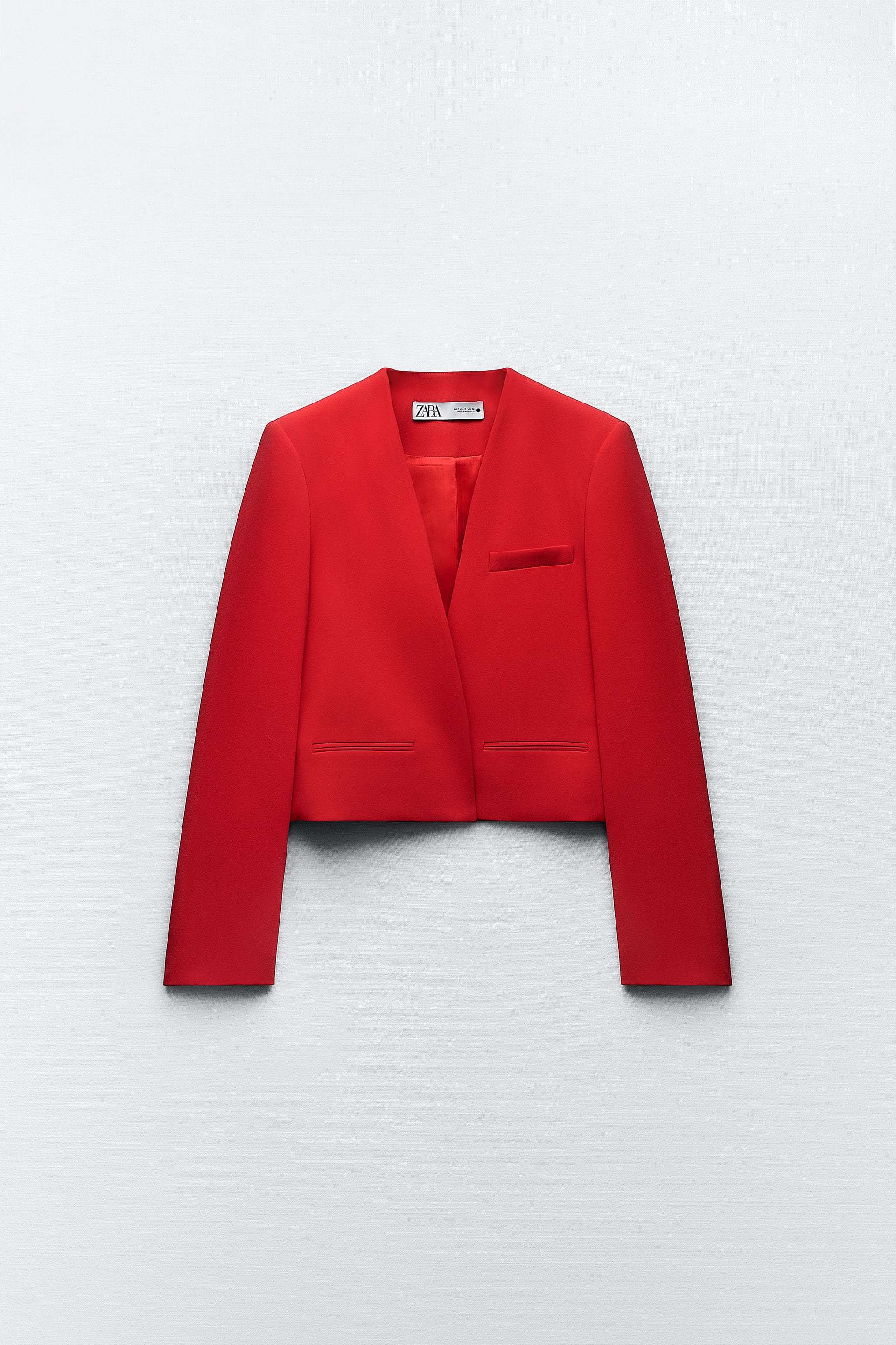 Blazer corta roja de Zara (49,95 euros).