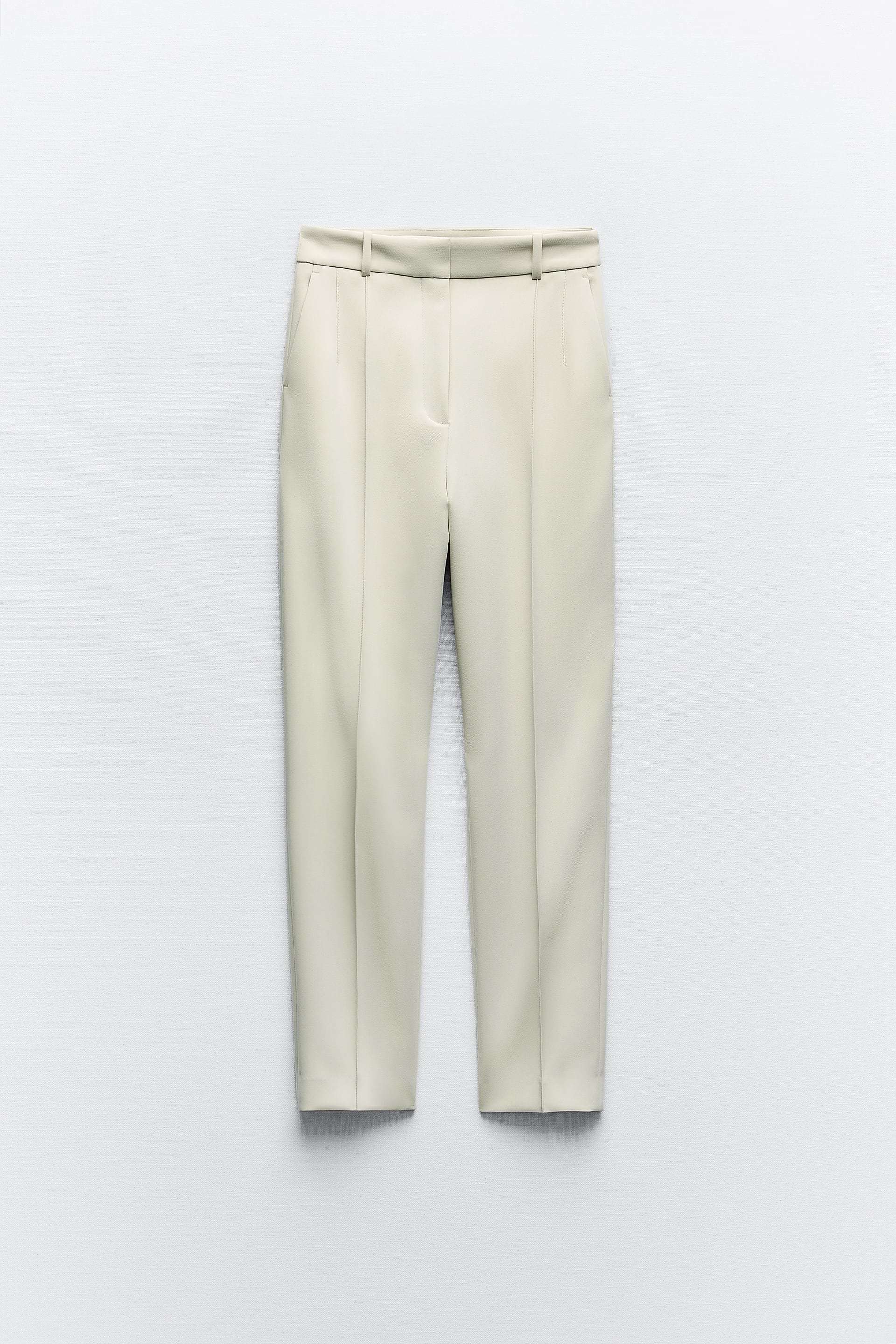 Pantalón tobillero de tiro alto de Zara (29,95 euros).