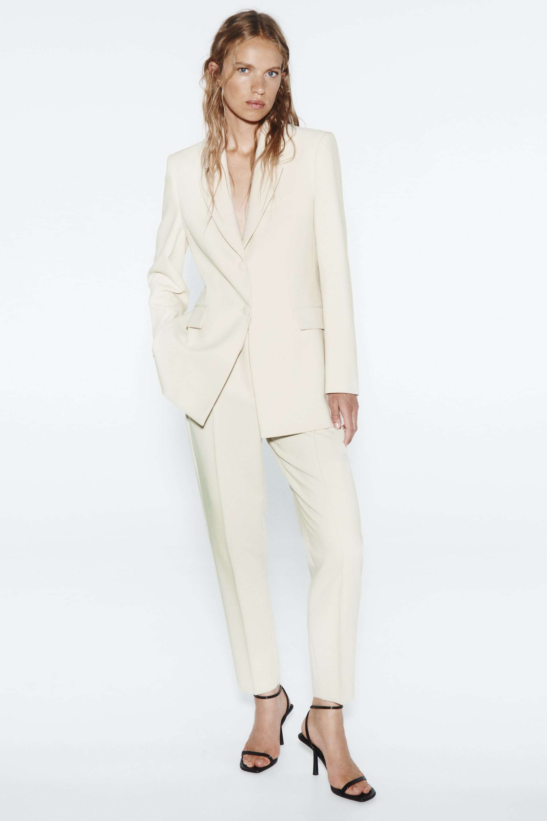 Traje de chaqueta blanco de Zara.