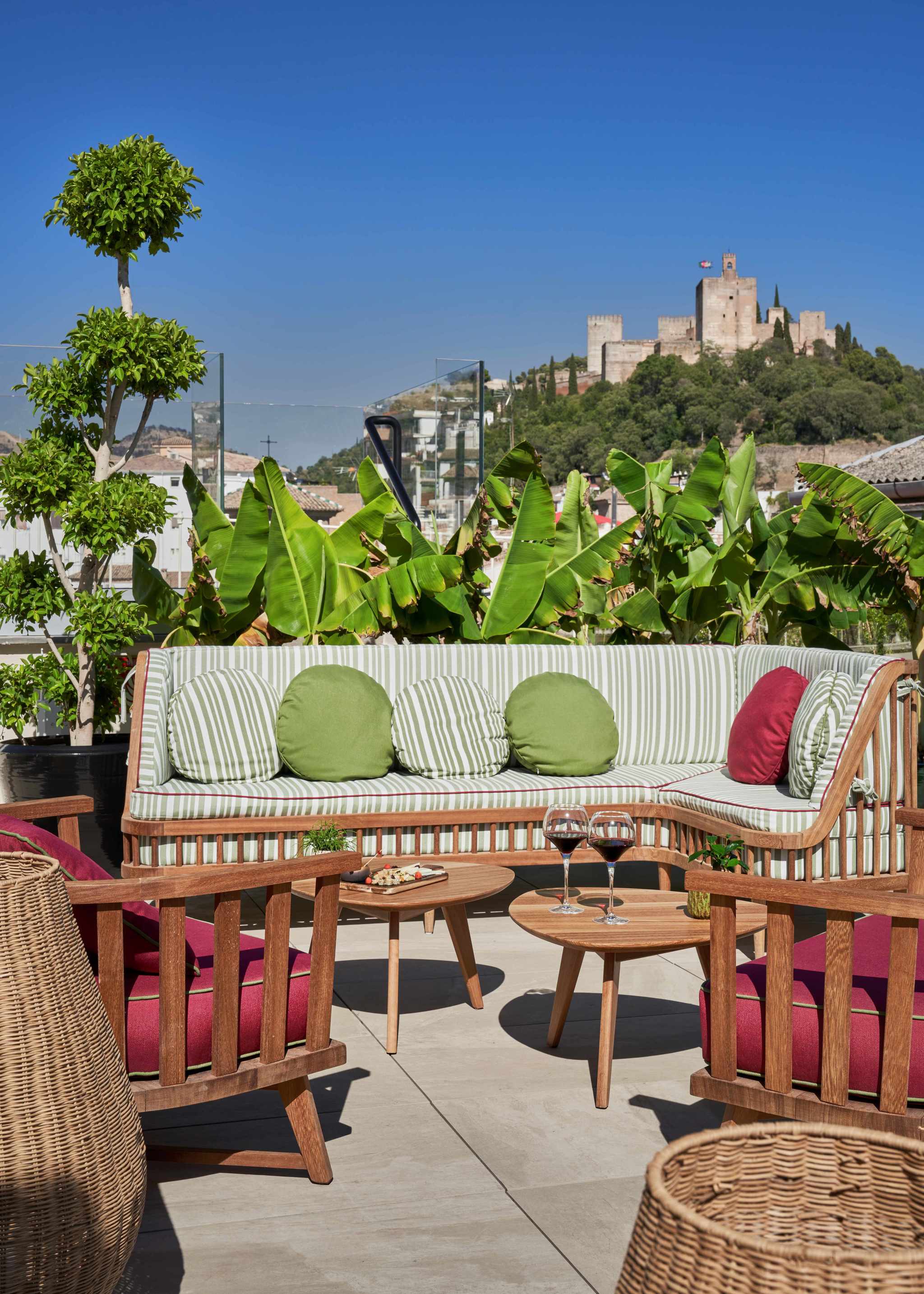 Desde la terraza del hotel Palacio Gran Vía Royal Hideaway, frente a la Catedral, se divisa el Albaicín y la Alhambra.