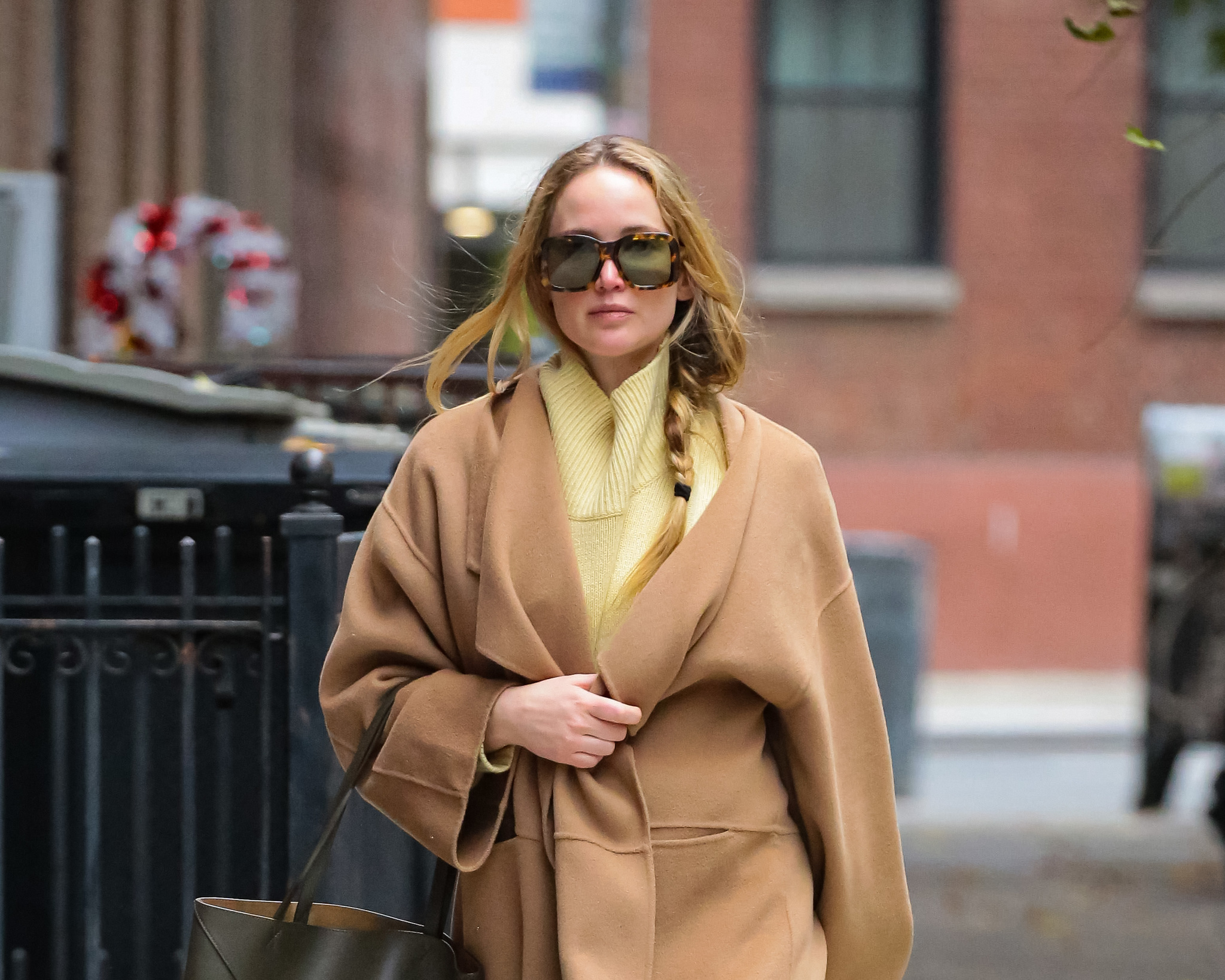 Jennifer Lawrence con abrigo camel por las calles de Nueva York.