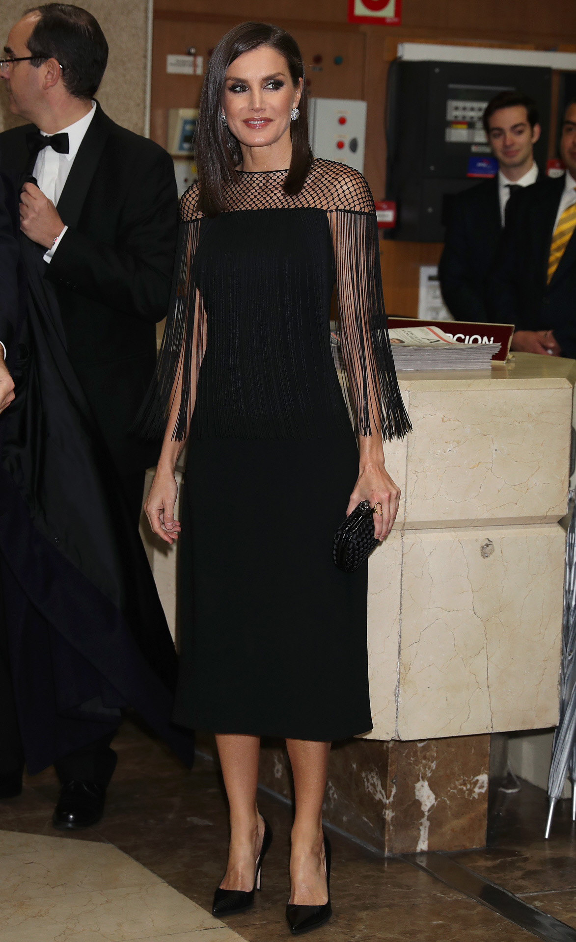 La reina Letizia con un vestido negro de flecos de Hugo Boss.