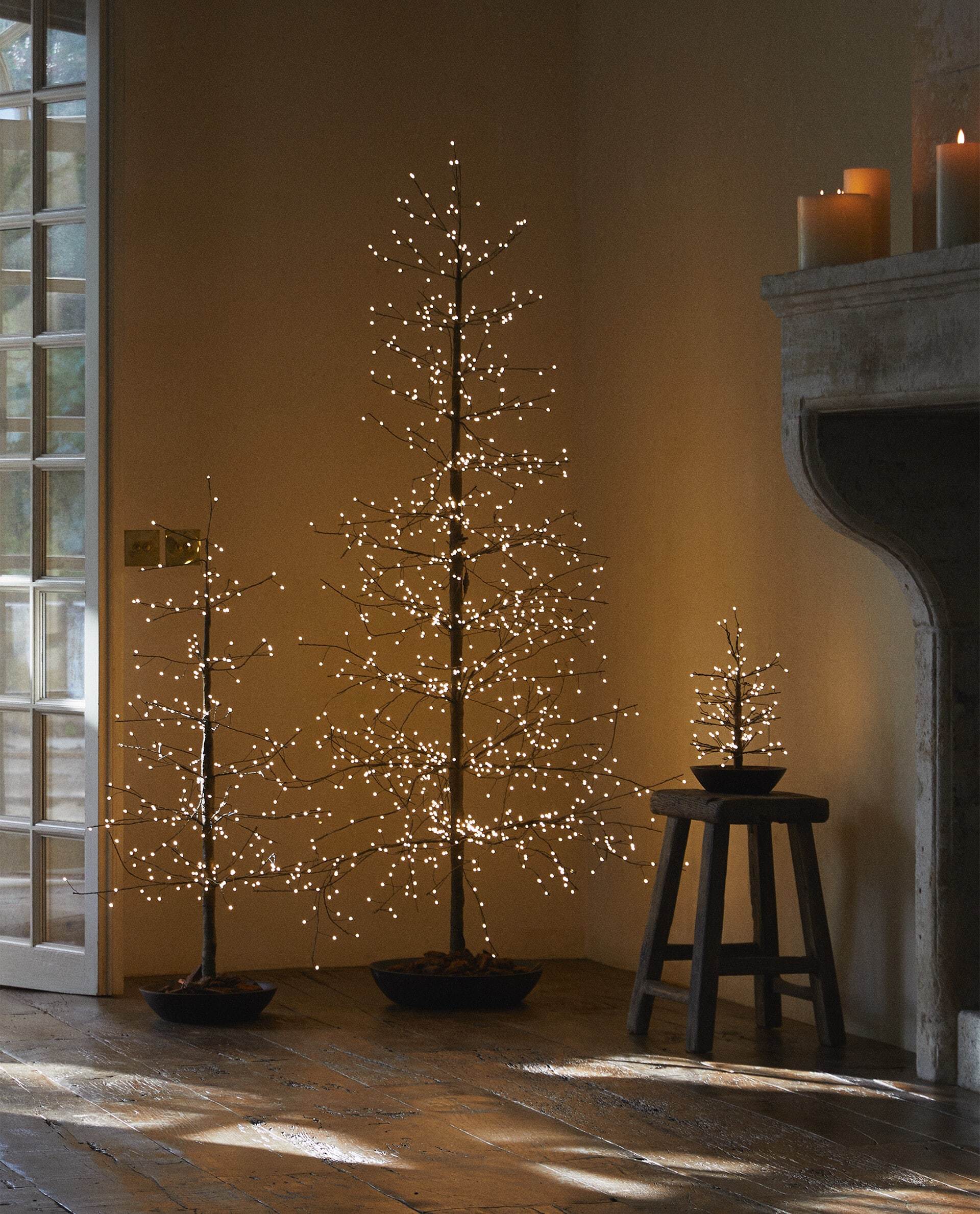 Árboles de Navidad con luz LED, en Zara Home.