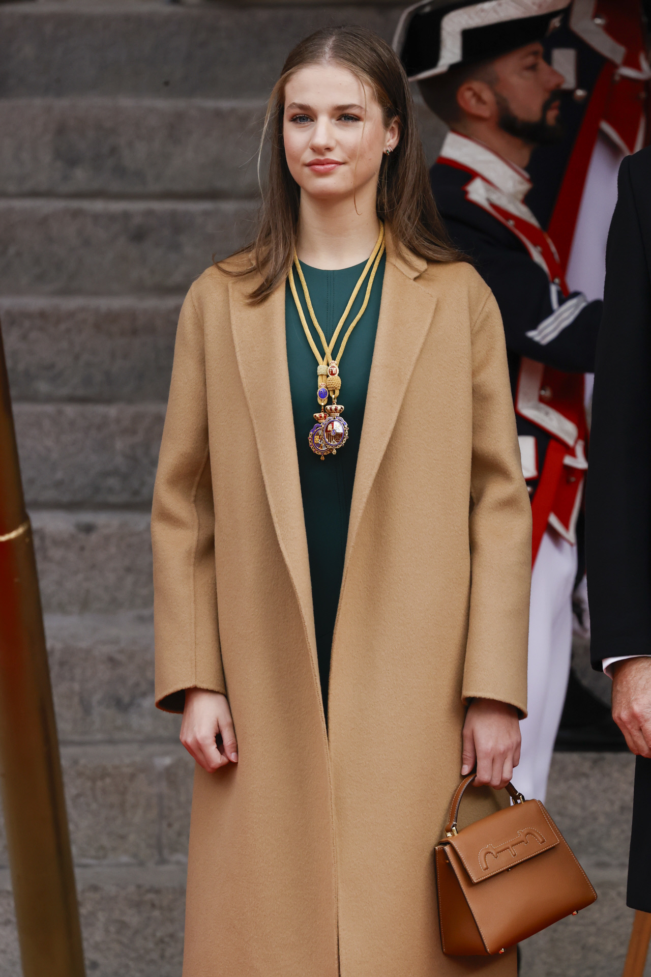 Leonor a su entrada en el Congreso, con abrigo camel.