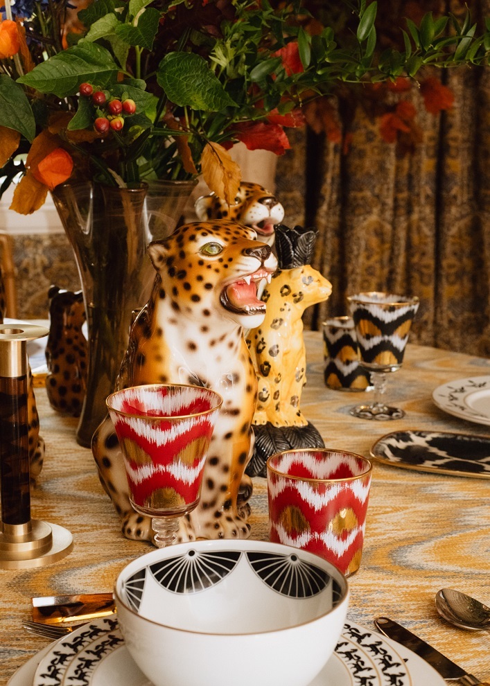 Detalle de la mesa con vasos y copas inspirados en los ikat mallorquines.