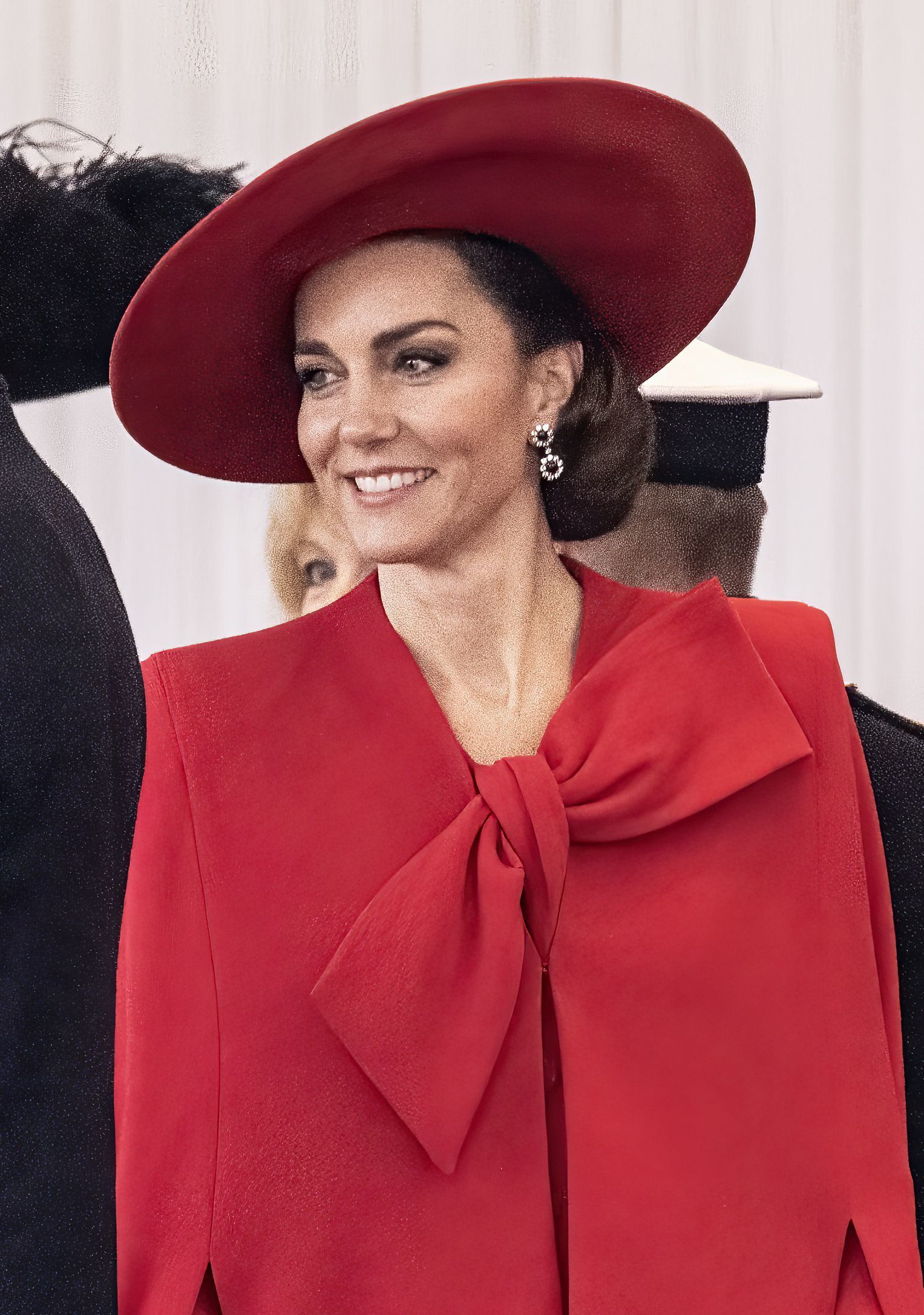 Kate Middleton con abrigo con lazo de Catherine Walker.