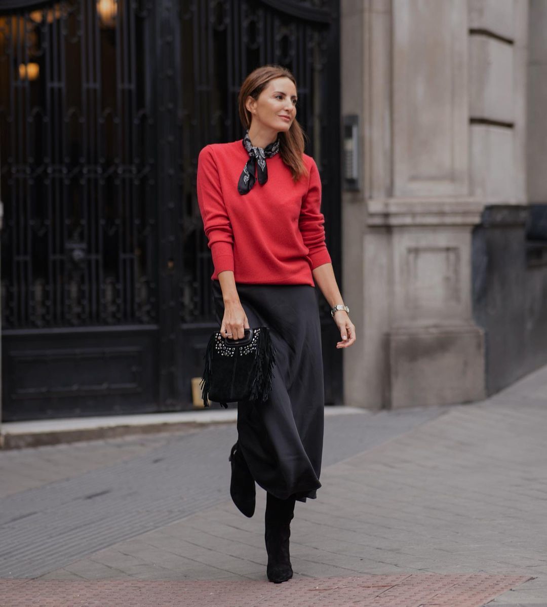 Un look perfecto para Navidad: jersey rojo y falda negra.