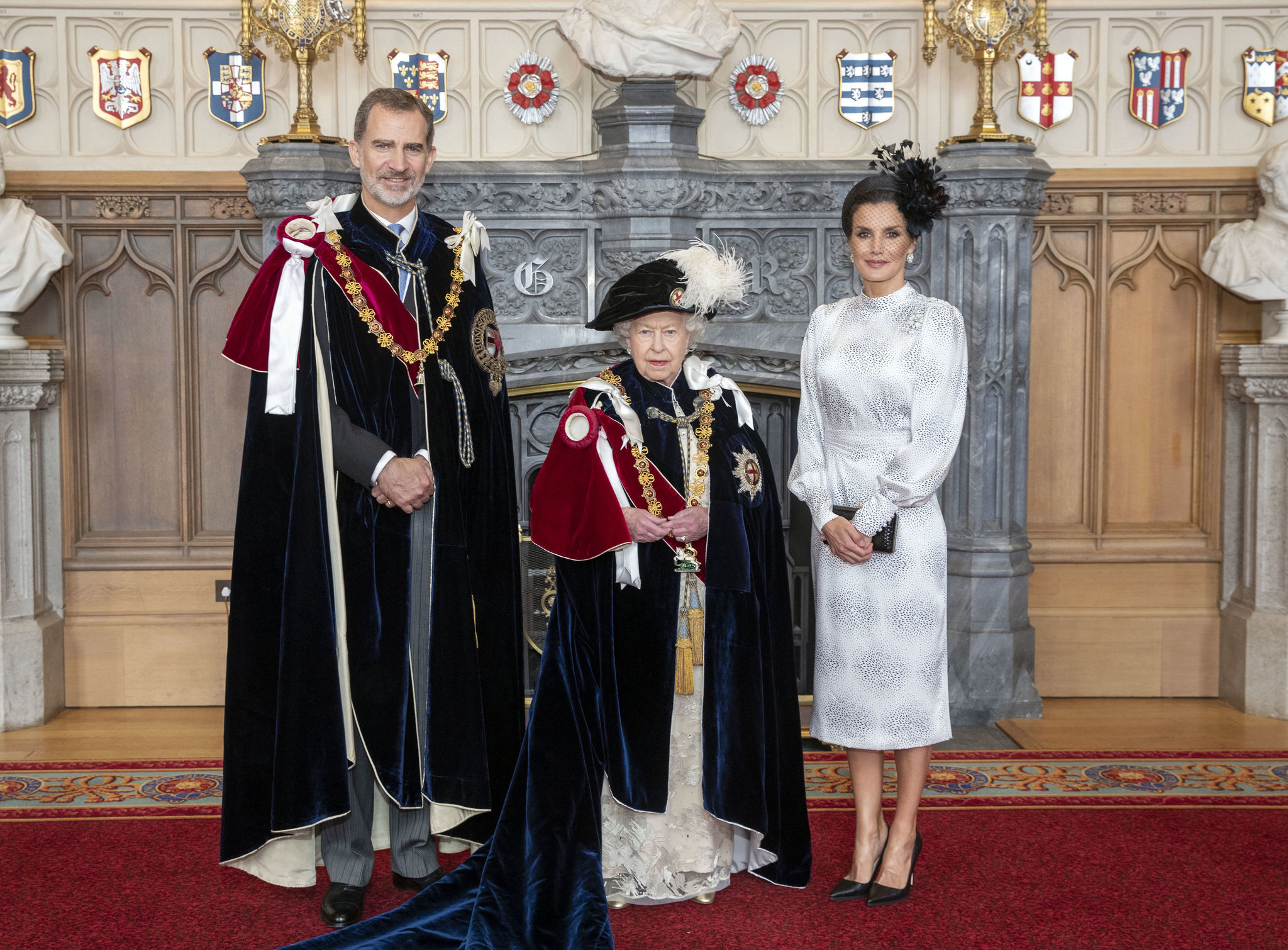 Felipe VI recibió en 2019 la Orden de la Jarretera, máxima distinción británica. Para la ceremonia, Letizia escogió tocado y vestido de Cherubina.